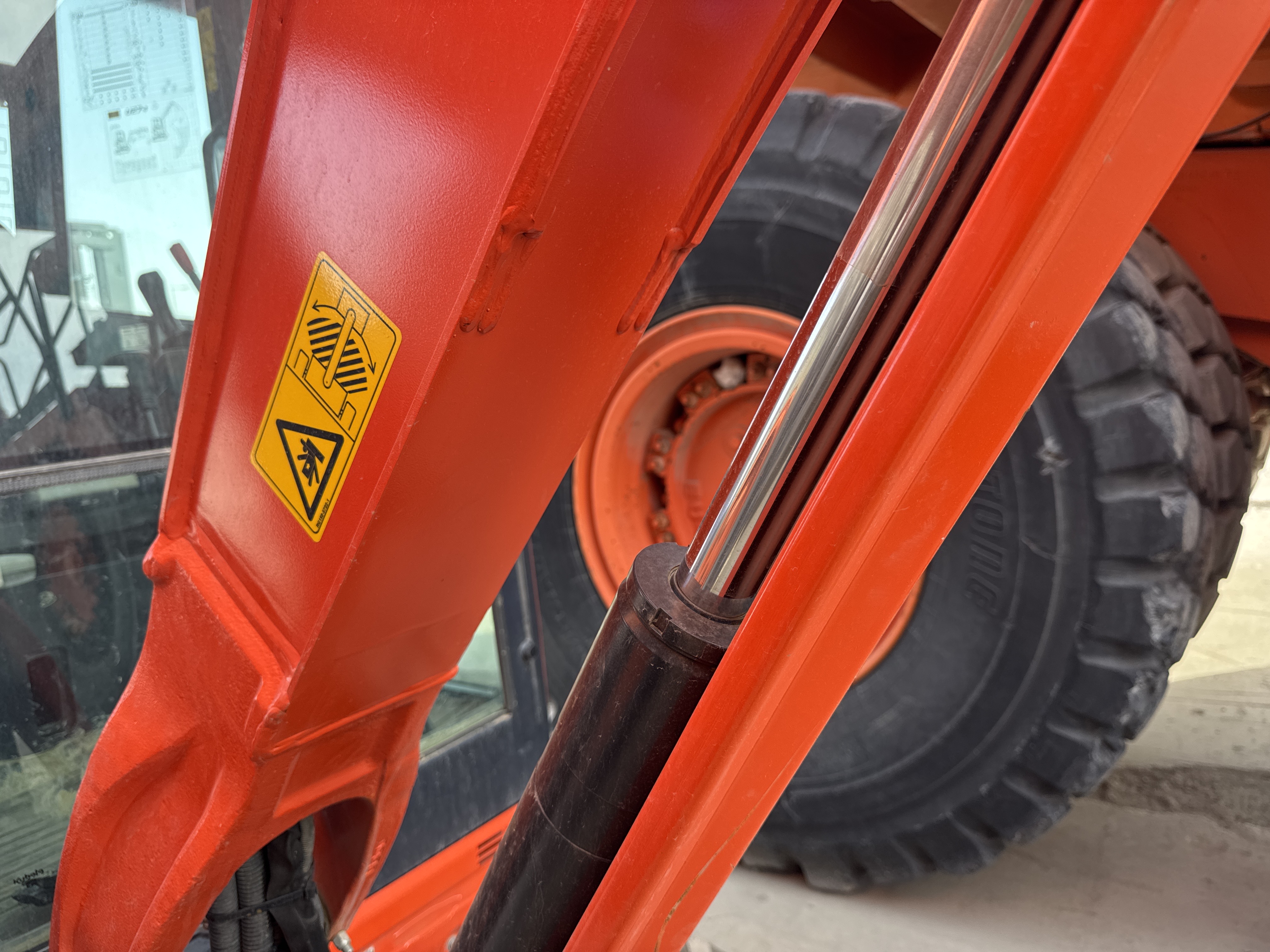 MNX-009-Kubota-U27-4-Mini-excavators-inspection-Hydraulics-Boom-lift-cylinder-1