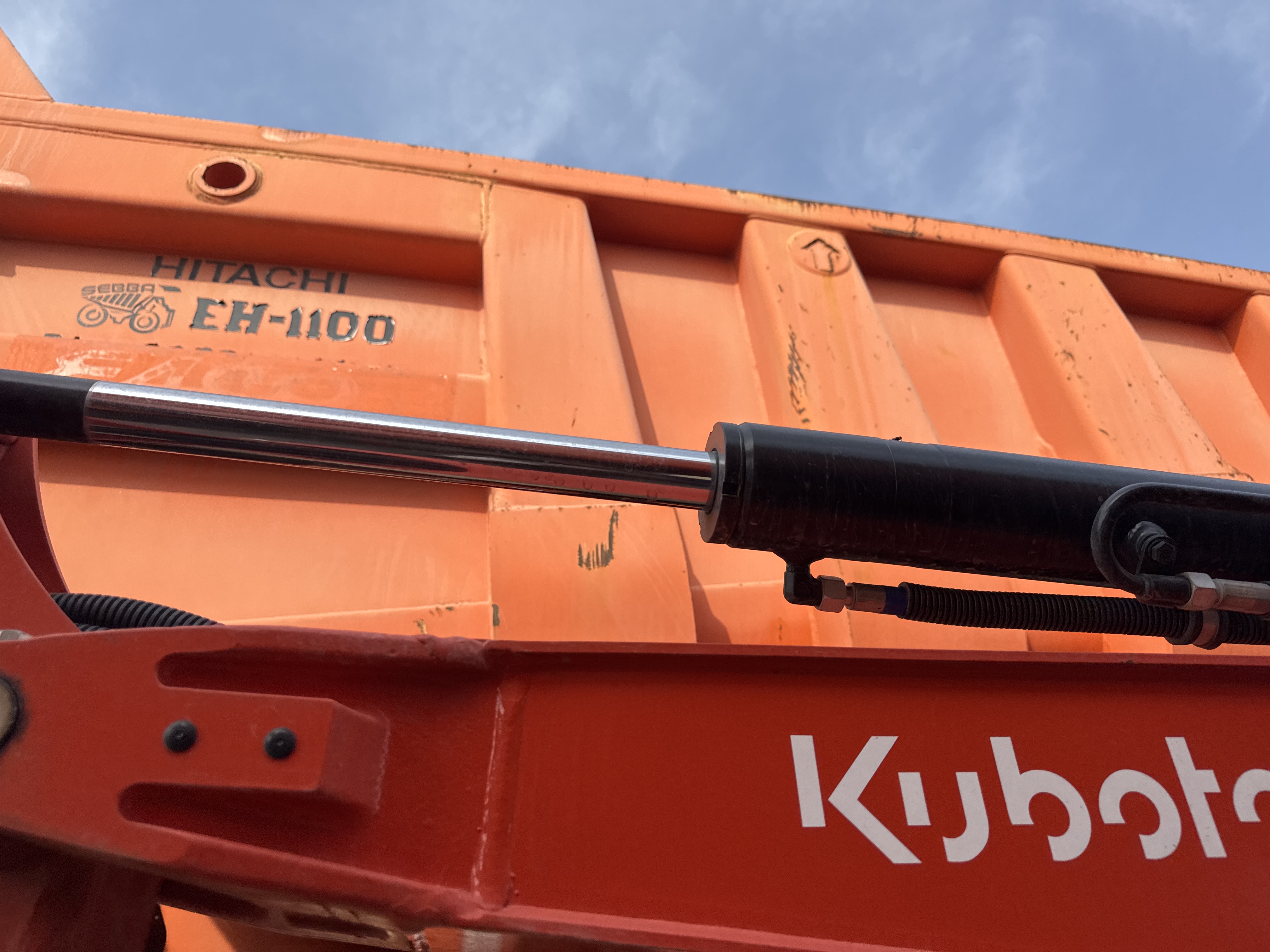 MNX-009-Kubota-U27-4-Mini-excavators-inspection-Hydraulics-Stick-cylinder-1