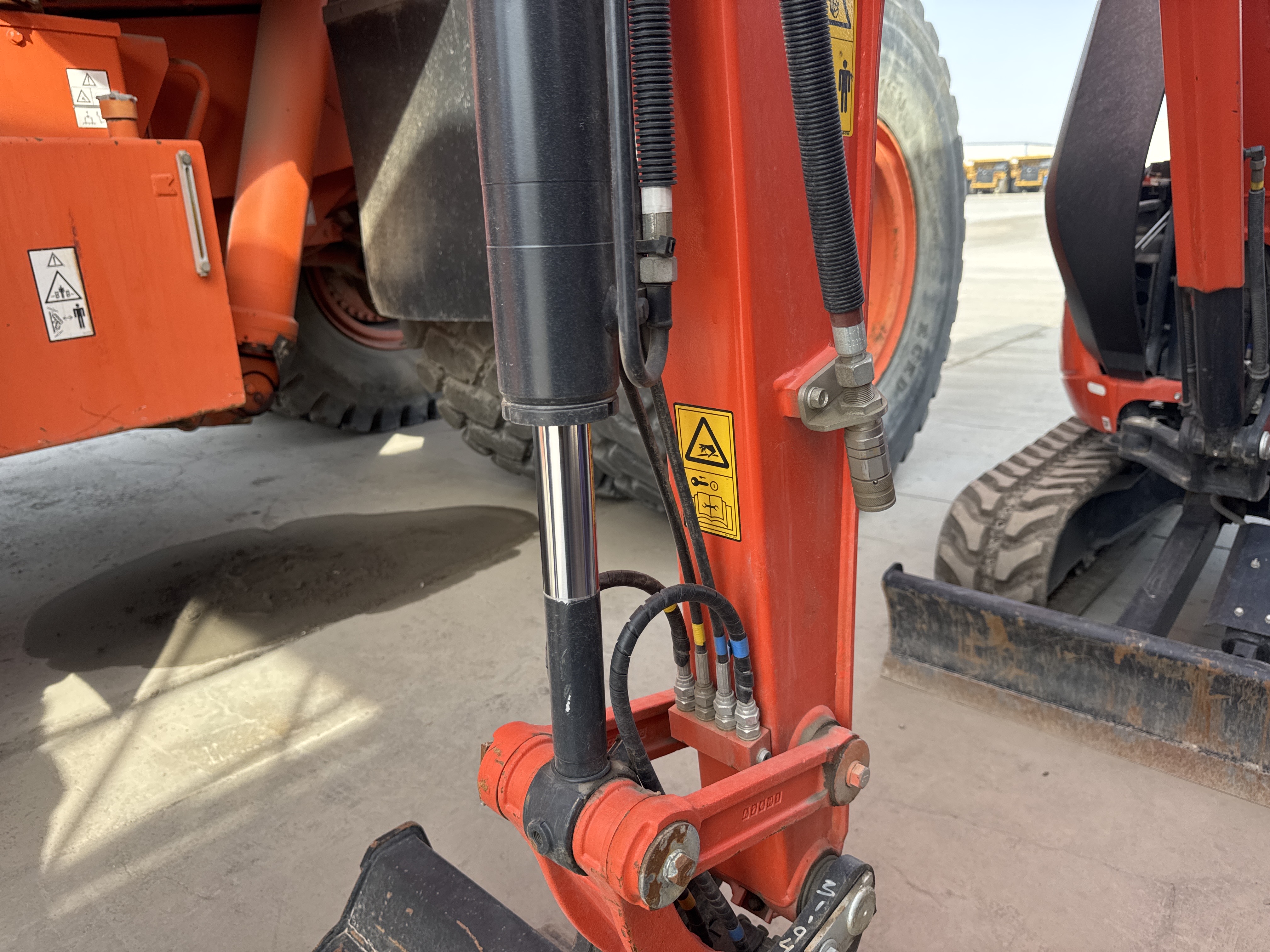MNX-009-Kubota-U27-4-Mini-excavators-inspection-Hydraulics-Bucket-cylinder-1