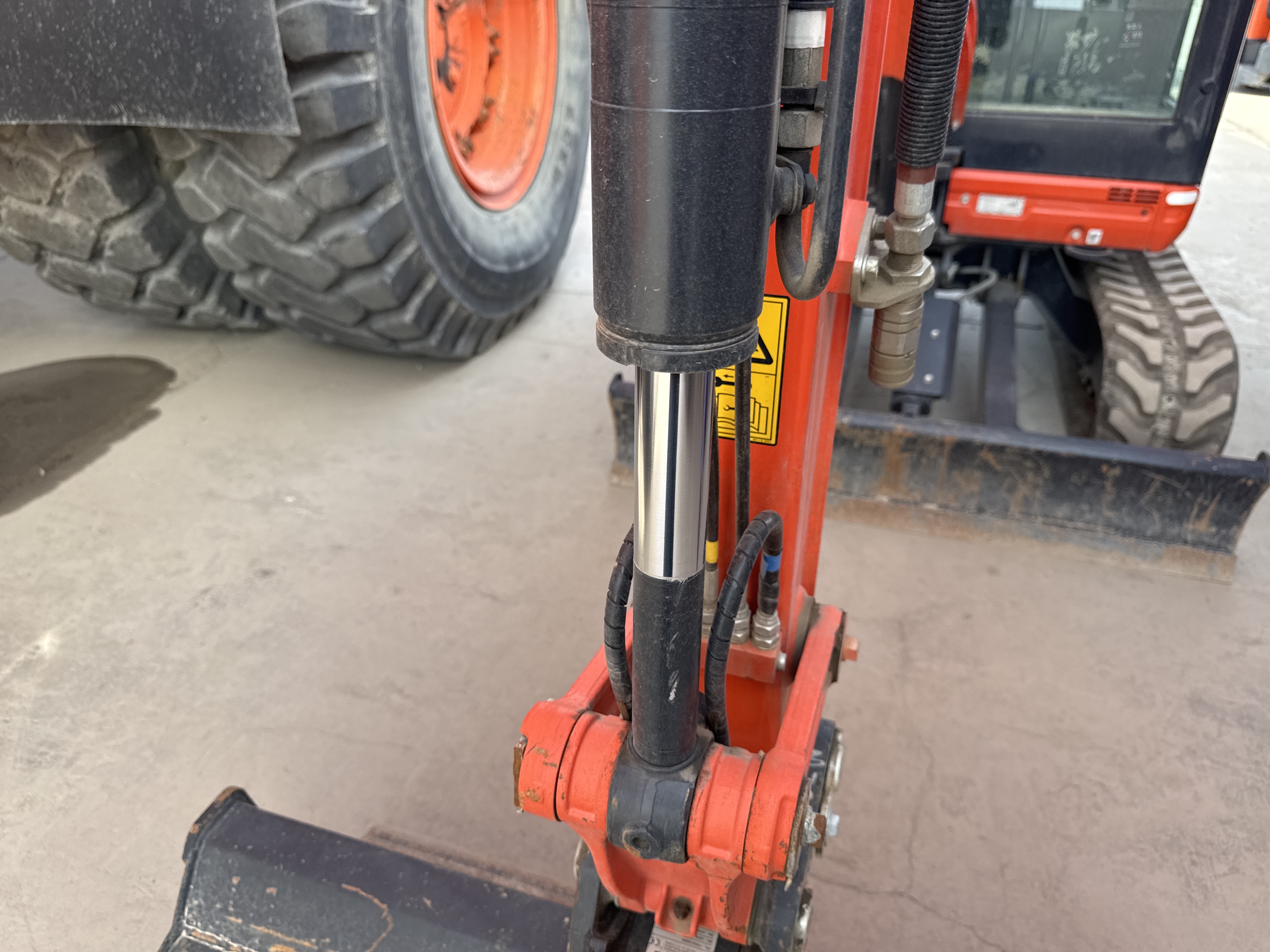 MNX-009-Kubota-U27-4-Mini-excavators-inspection-Hydraulics-Bucket-cylinder-1