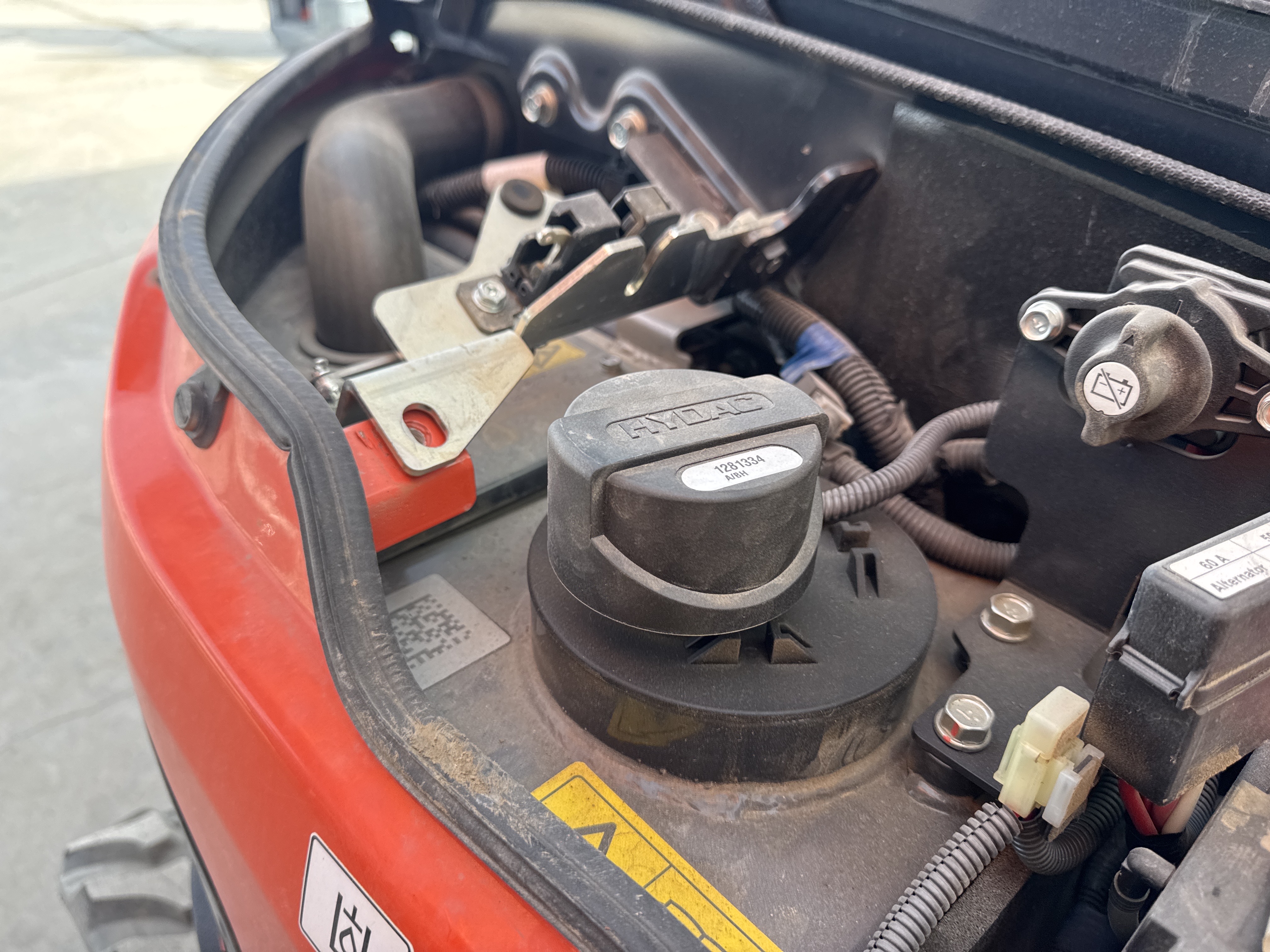 MNX-009-Kubota-U27-4-Mini-excavators-inspection-Hydraulics-Hydraulic-Tank-1