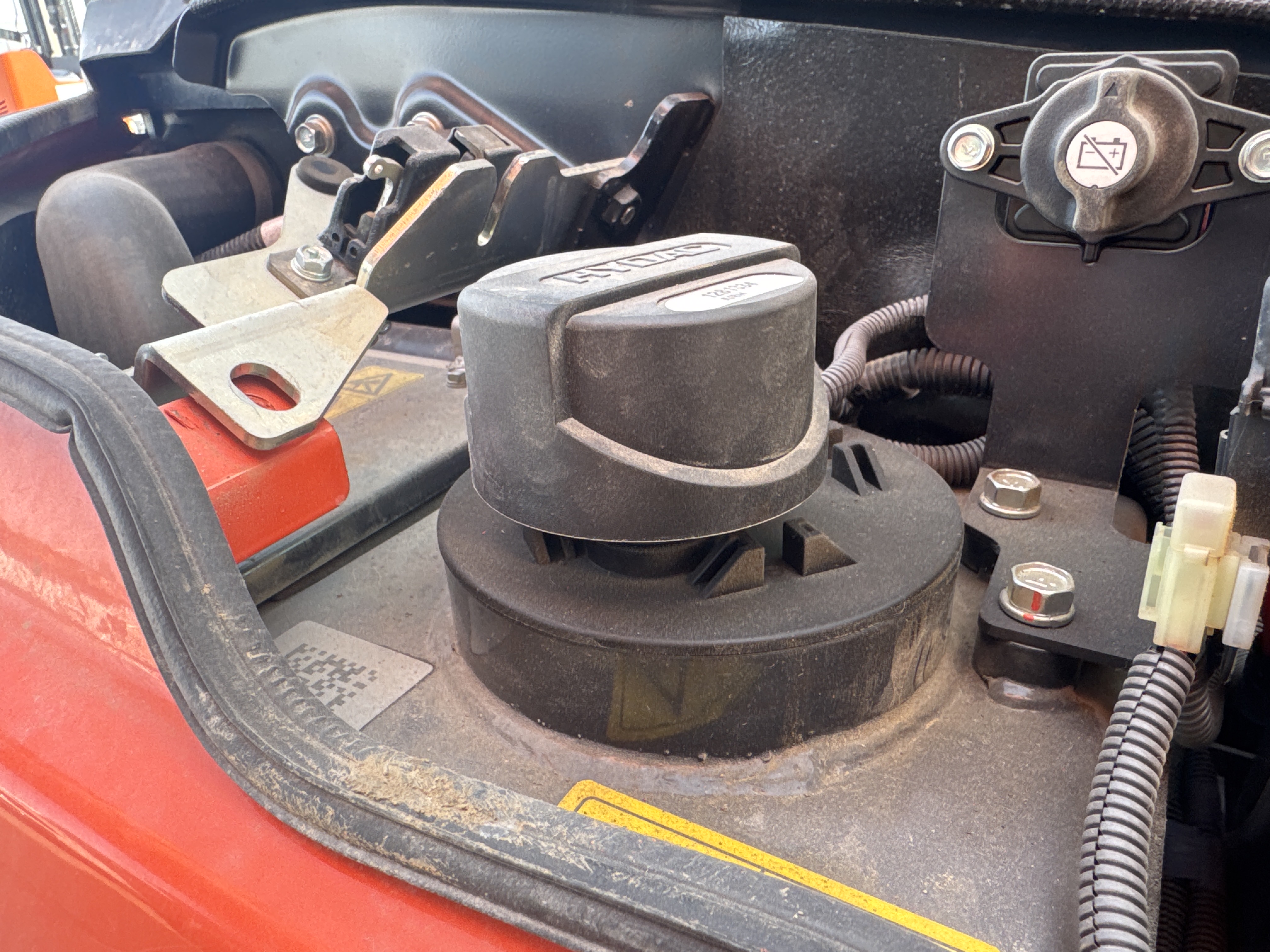 MNX-009-Kubota-U27-4-Mini-excavators-inspection-Hydraulics-Hydraulic-Tank-1