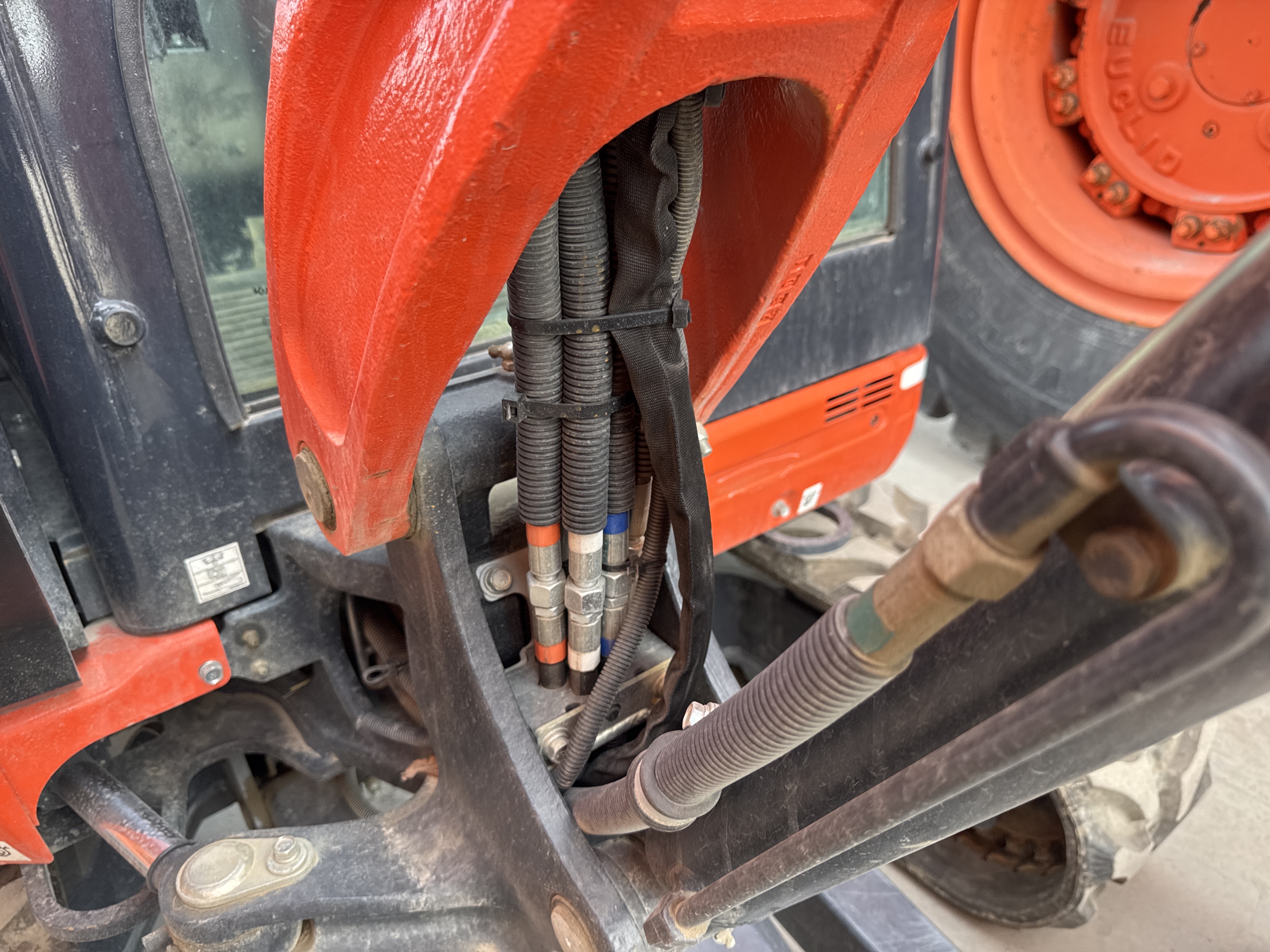 MNX-009-Kubota-U27-4-Mini-excavators-inspection-Hydraulics-Hydraulic-hoses-and-lines-1