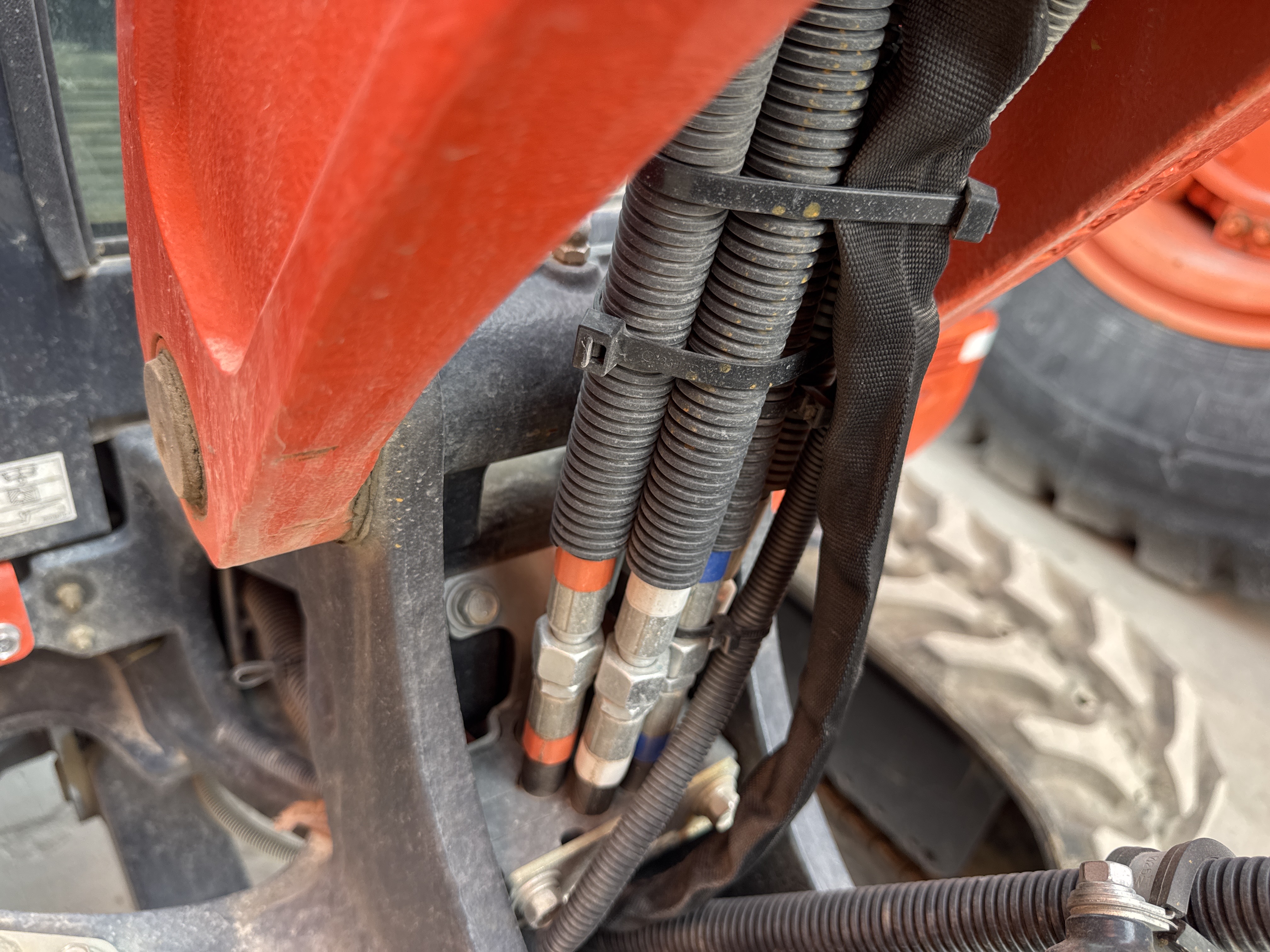 MNX-009-Kubota-U27-4-Mini-excavators-inspection-Hydraulics-Hydraulic-hoses-and-lines-1