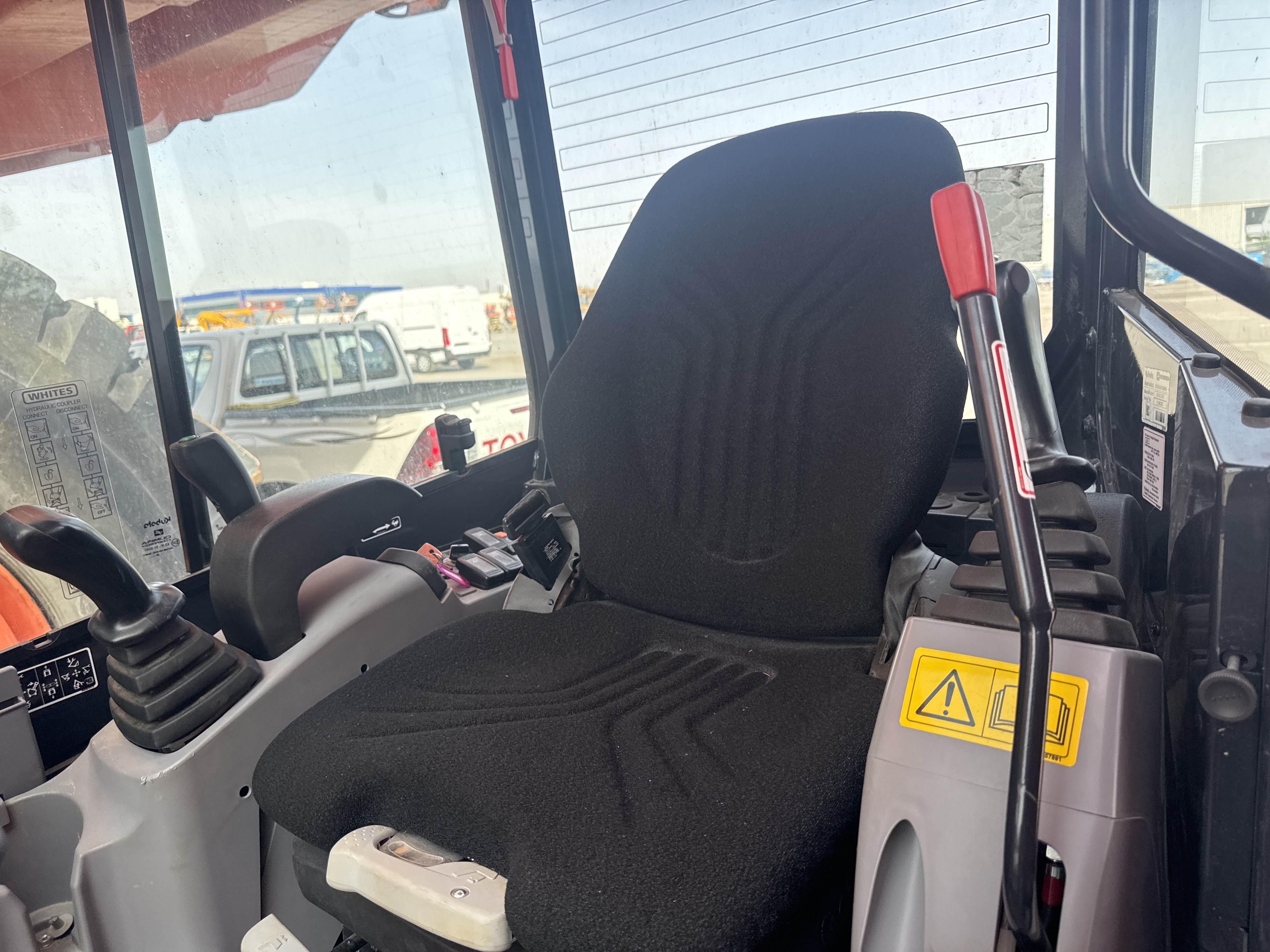 MNX-009-Kubota-U27-4-Mini-excavators-inspection-Cabin-Seats/armrests-1