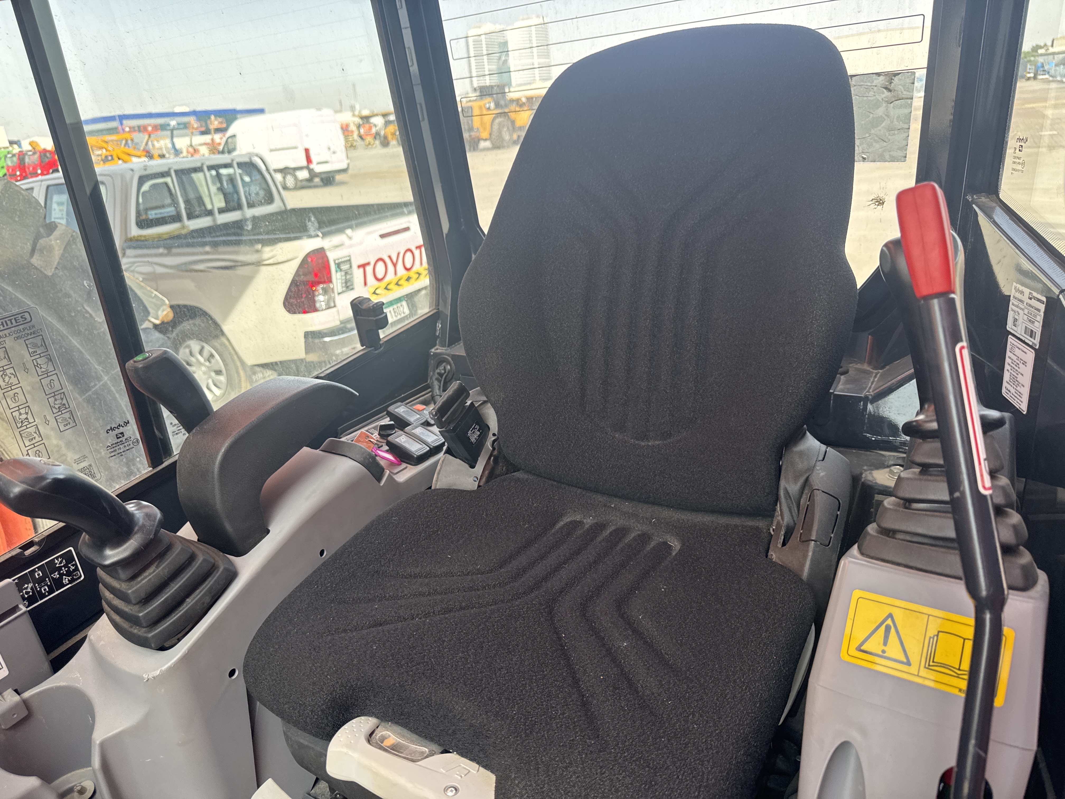 MNX-009-Kubota-U27-4-Mini-excavators-inspection-Cabin-Seats/armrests-1