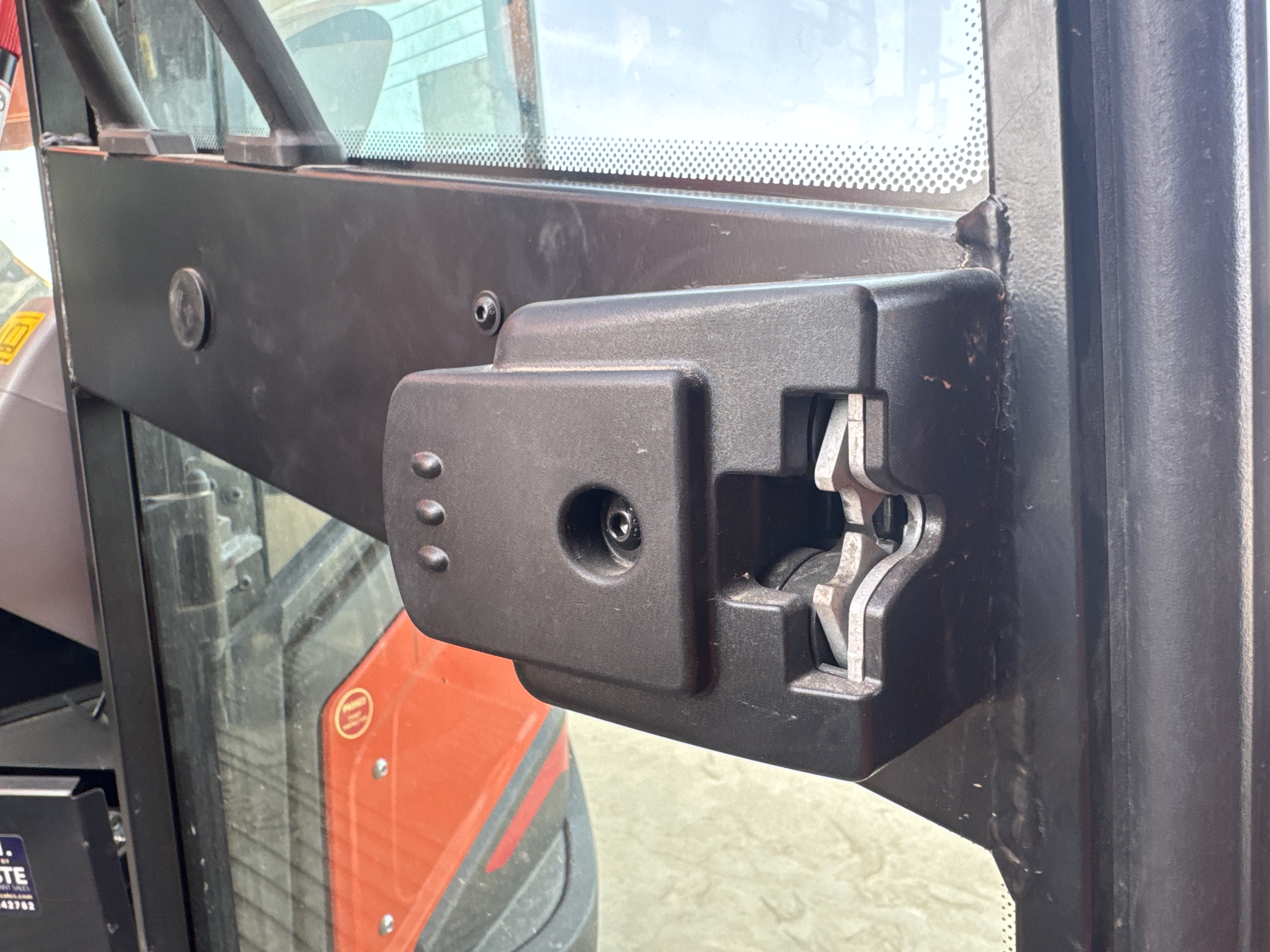 MNX-009-Kubota-U27-4-Mini-excavators-inspection-Cabin-Door-handles-1