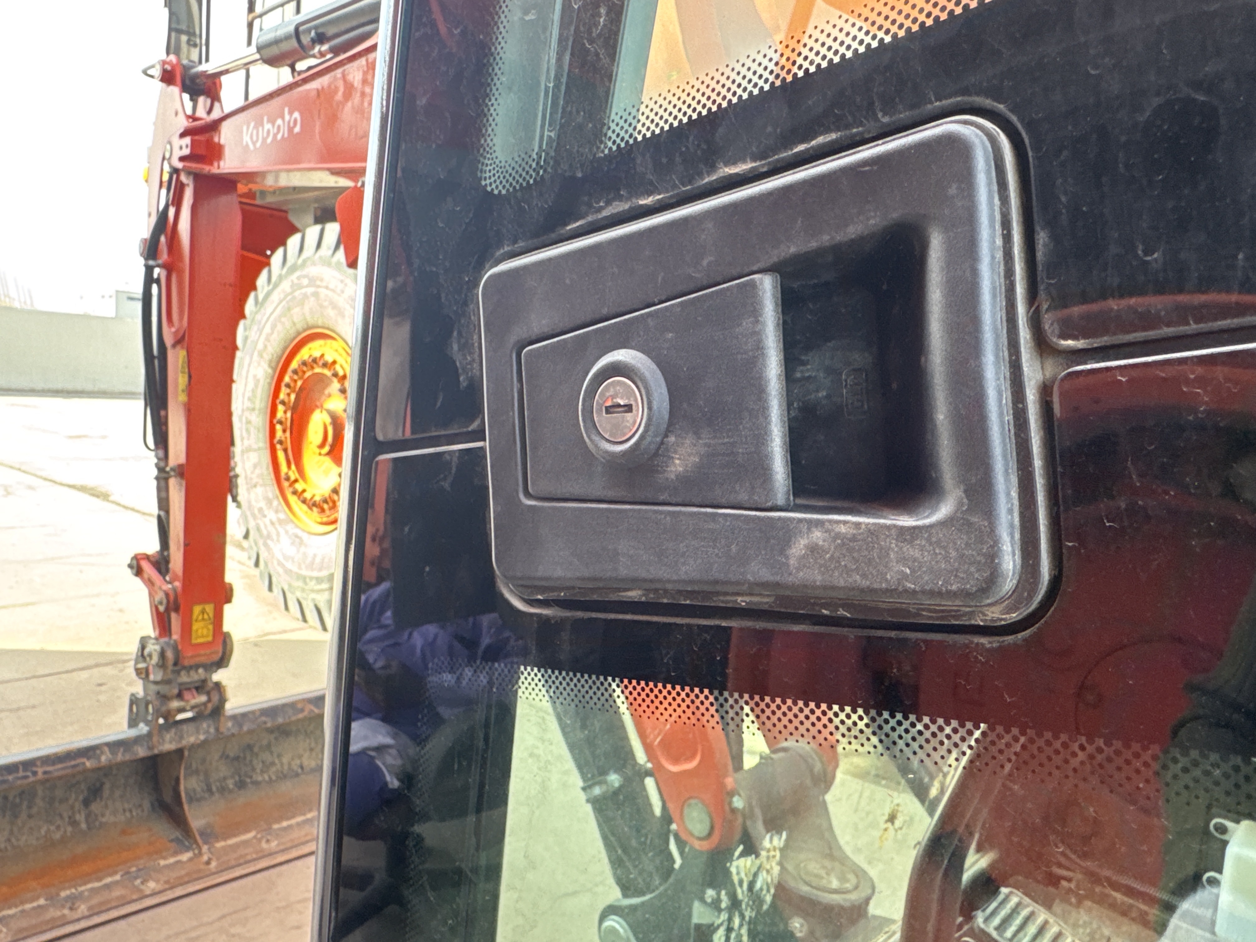 MNX-009-Kubota-U27-4-Mini-excavators-inspection-Cabin-Door-handles-1