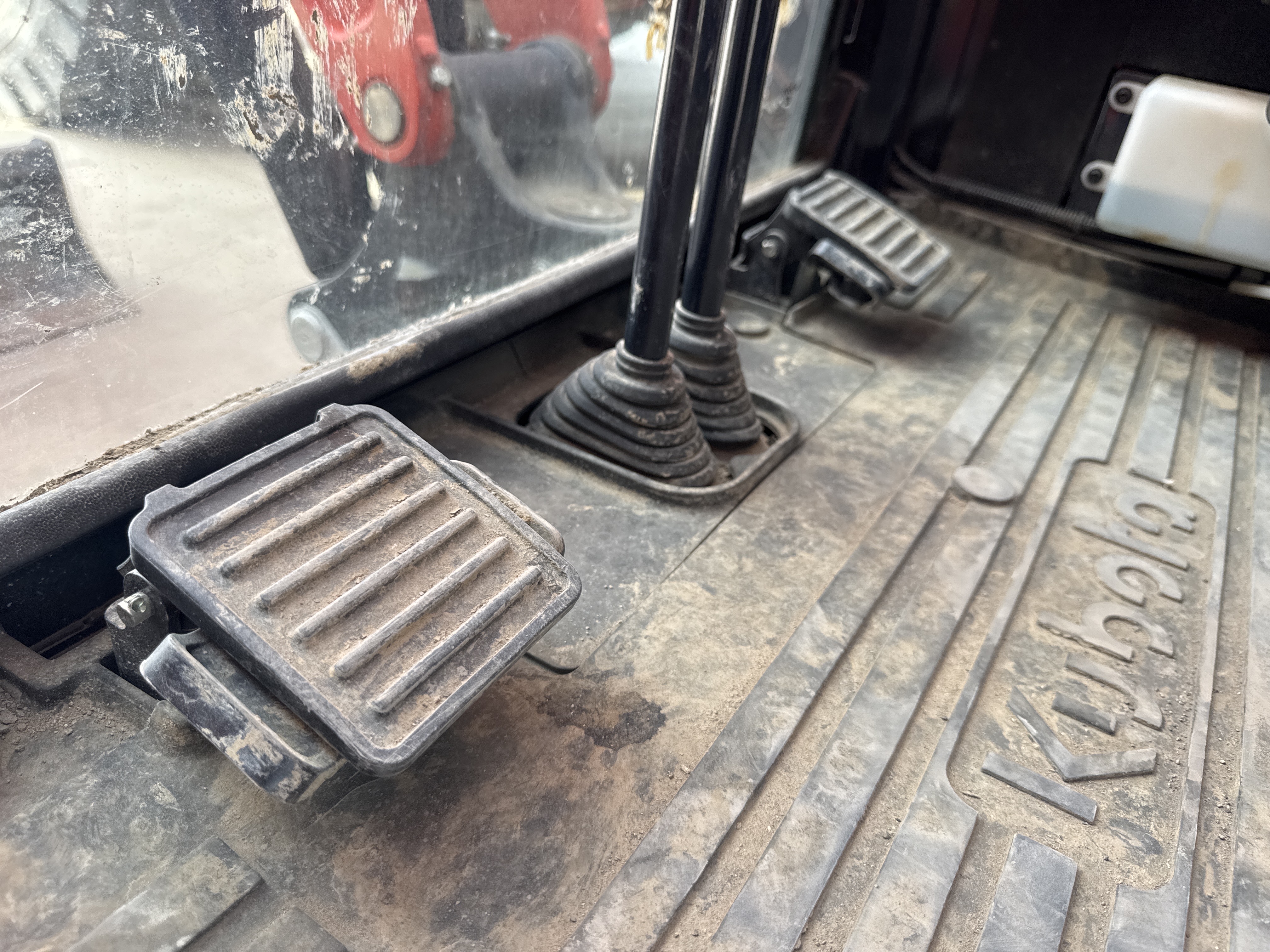 MNX-009-Kubota-U27-4-Mini-excavators-inspection-Cabin-Pedals-1