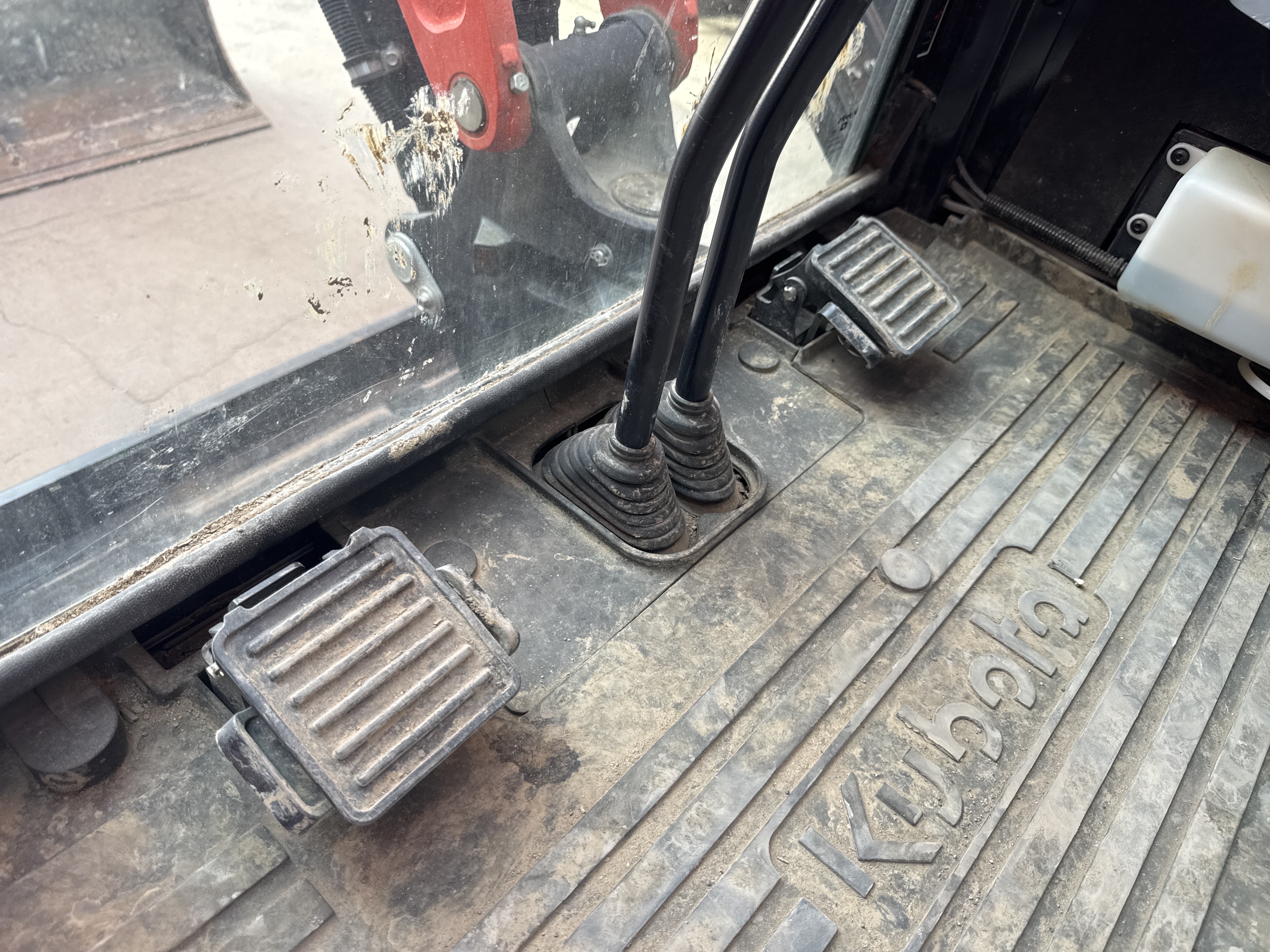 MNX-009-Kubota-U27-4-Mini-excavators-inspection-Cabin-Pedals-1