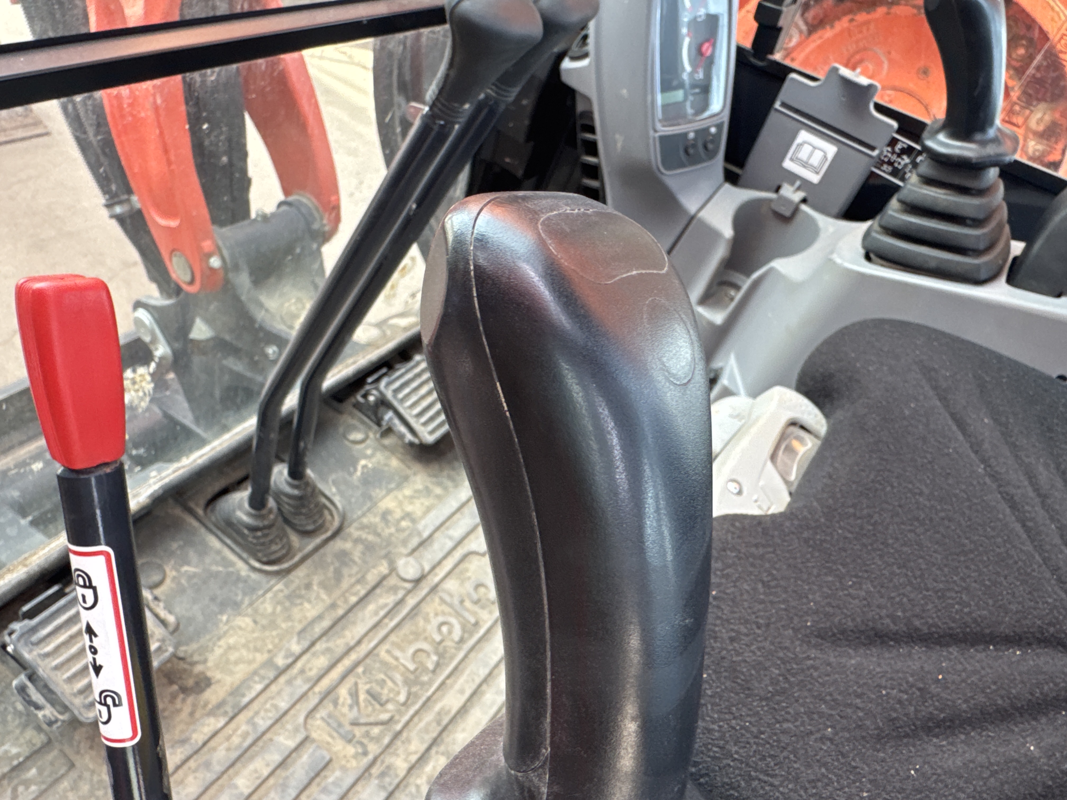 MNX-009-Kubota-U27-4-Mini-excavators-inspection-Cabin-Joysticks-1