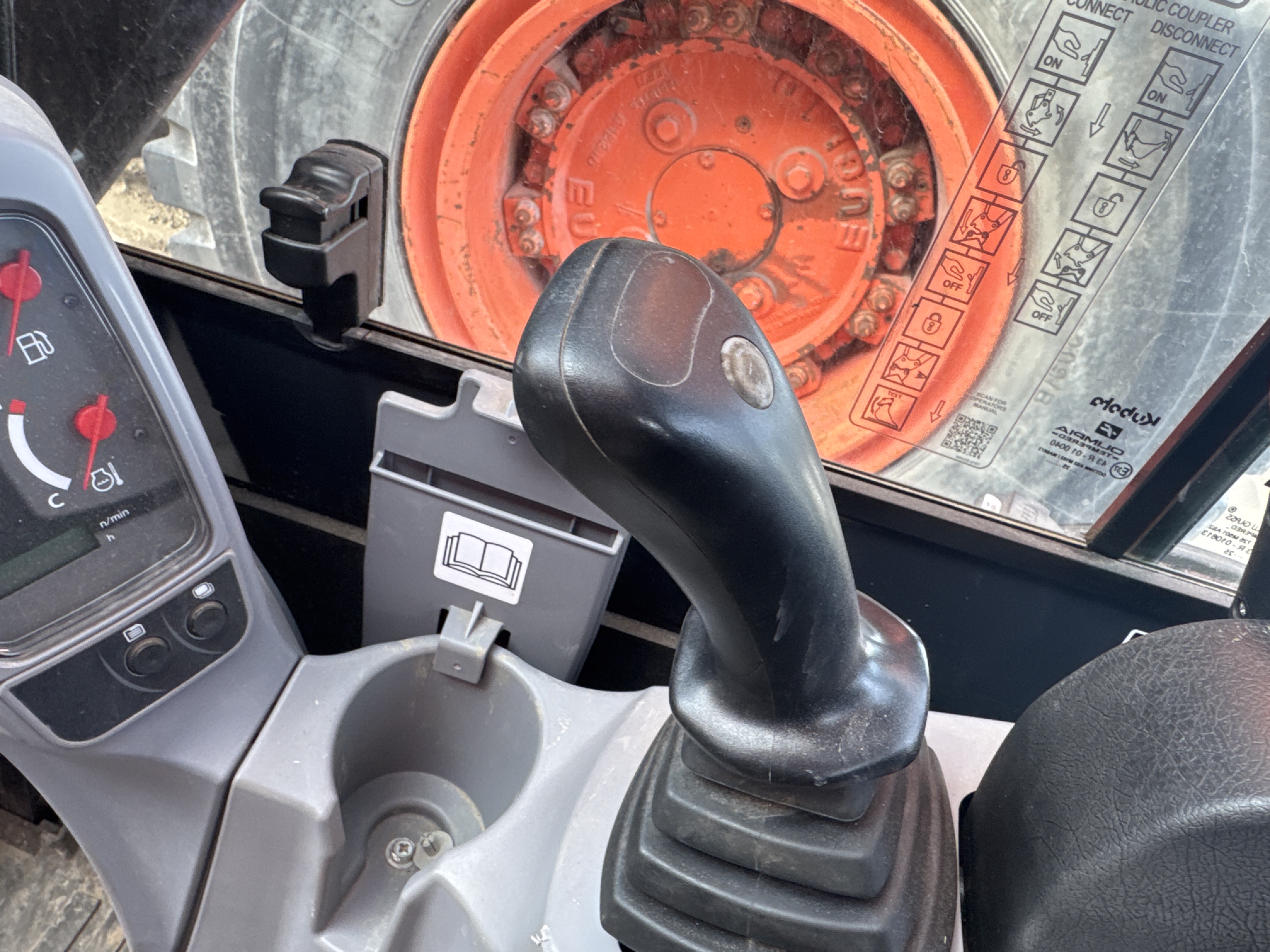MNX-009-Kubota-U27-4-Mini-excavators-inspection-Cabin-Joysticks-1