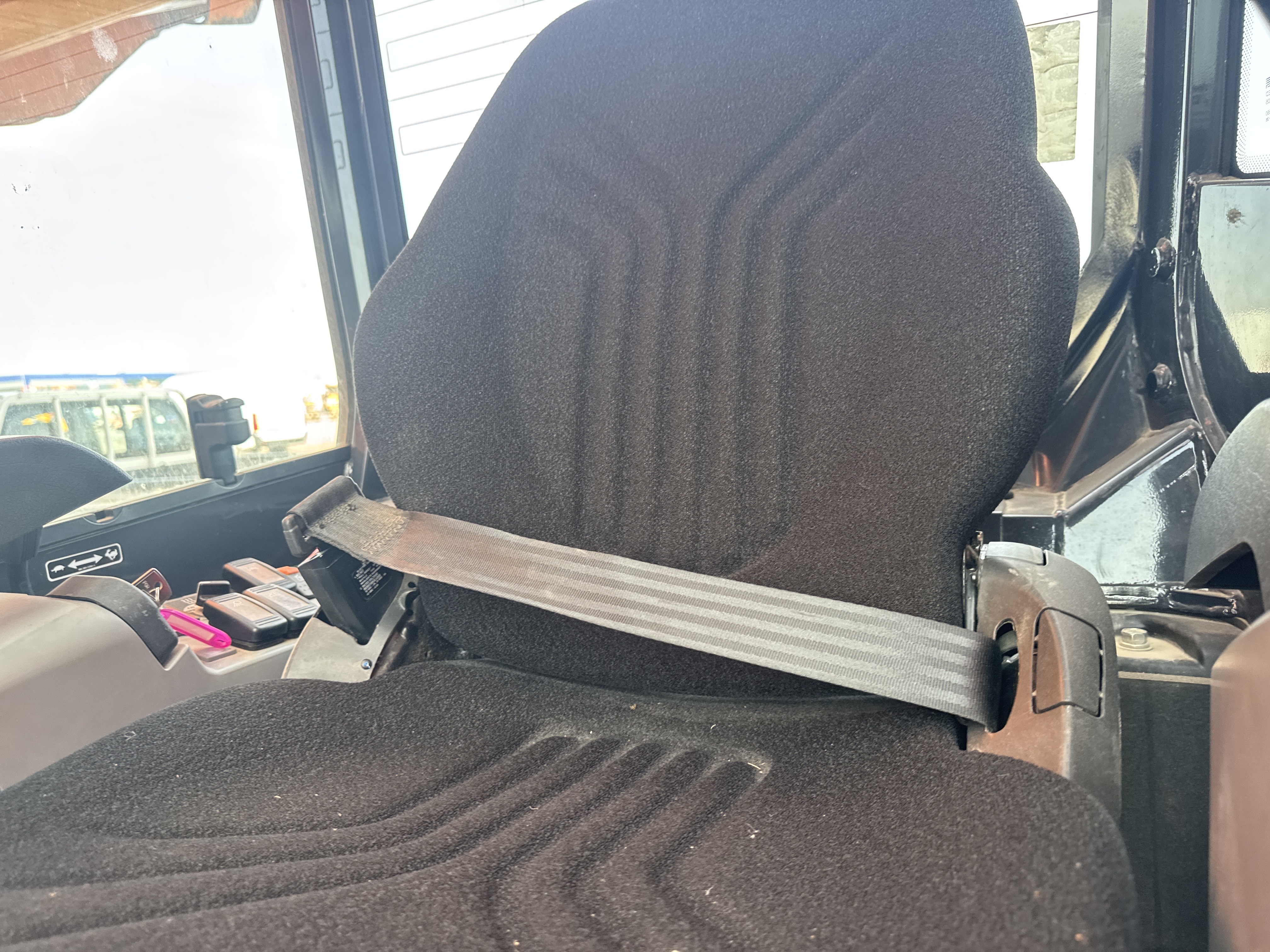MNX-009-Kubota-U27-4-Mini-excavators-inspection-Safety-Seat-belts-1
