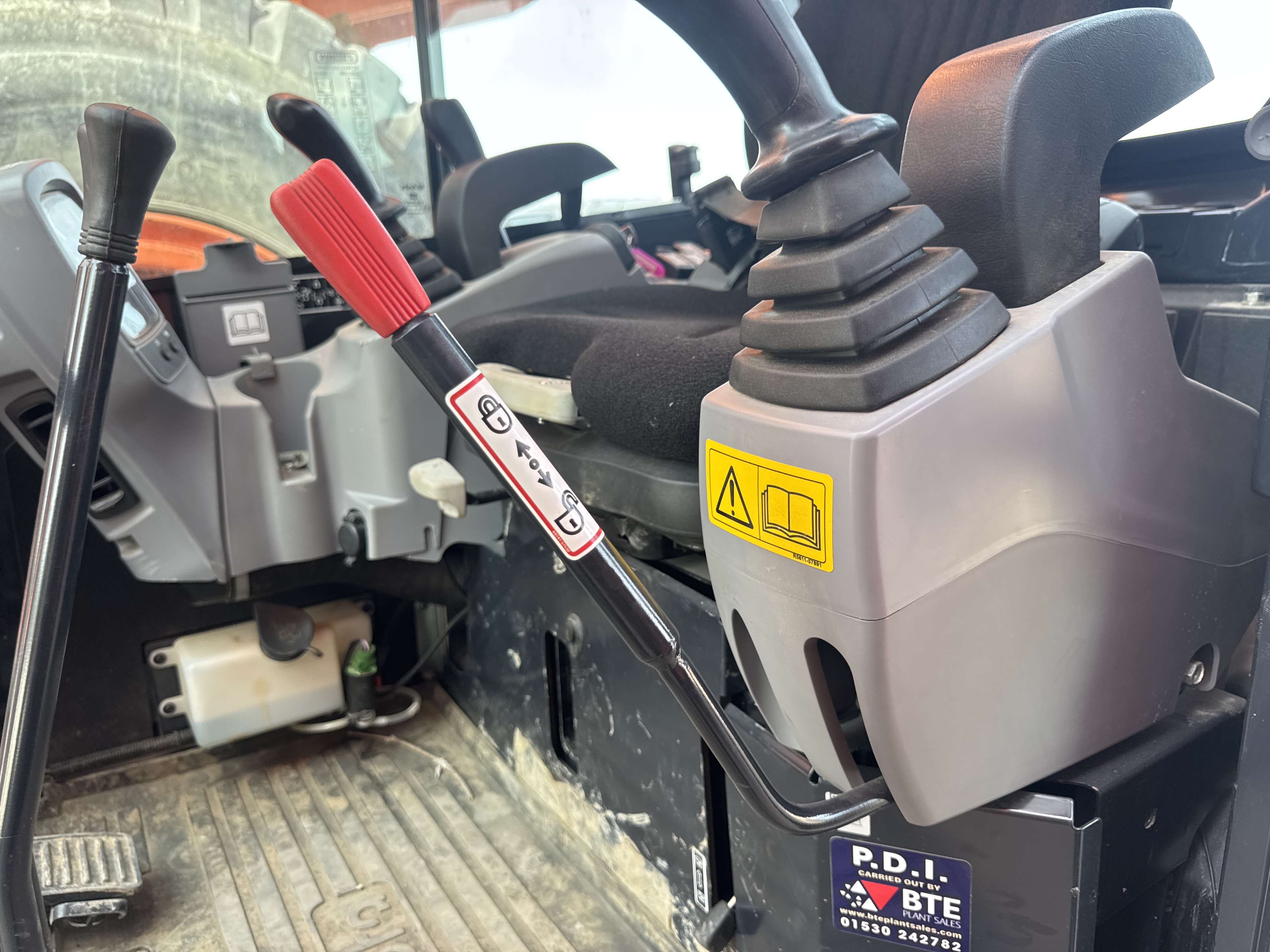 MNX-009-Kubota-U27-4-Mini-excavators-inspection-Safety-Hydraulic-safety-lock-1