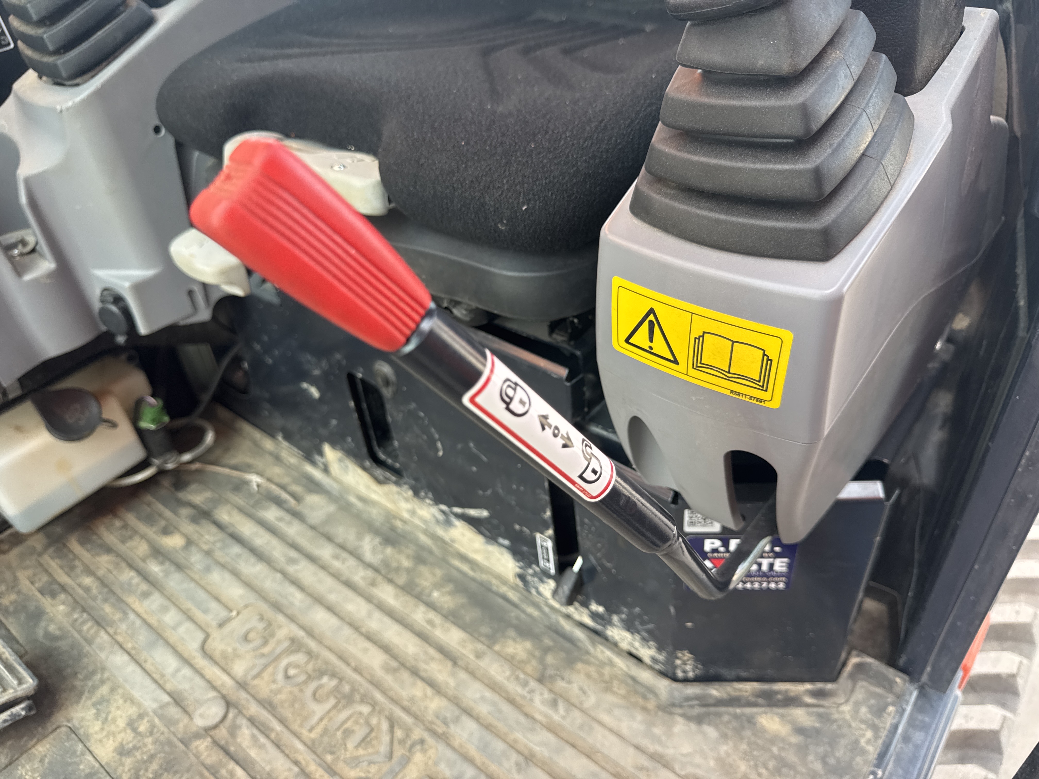MNX-009-Kubota-U27-4-Mini-excavators-inspection-Safety-Hydraulic-safety-lock-1