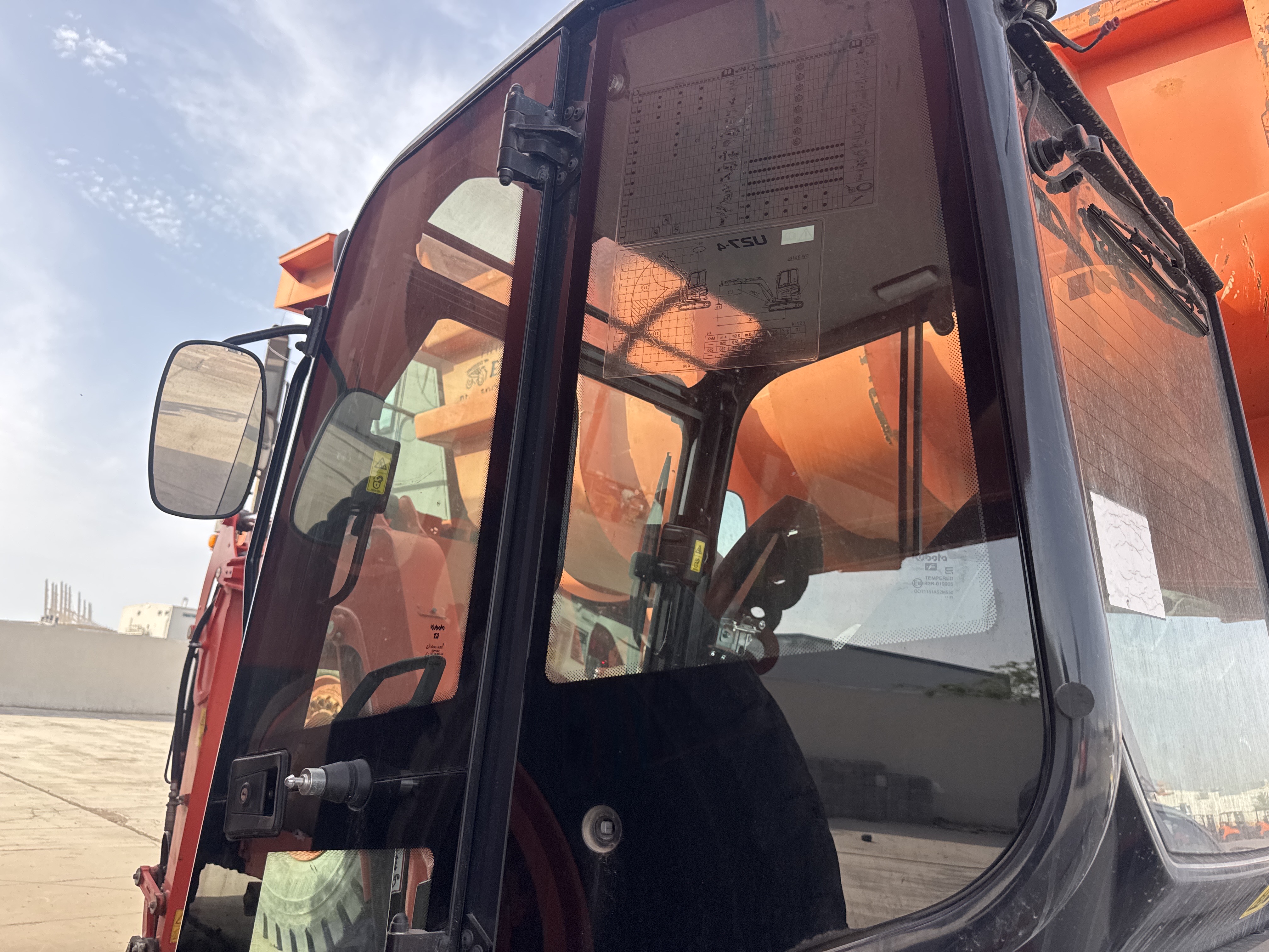 MNX-009-Kubota-U27-4-Mini-excavators-inspection-Safety-Glass-1