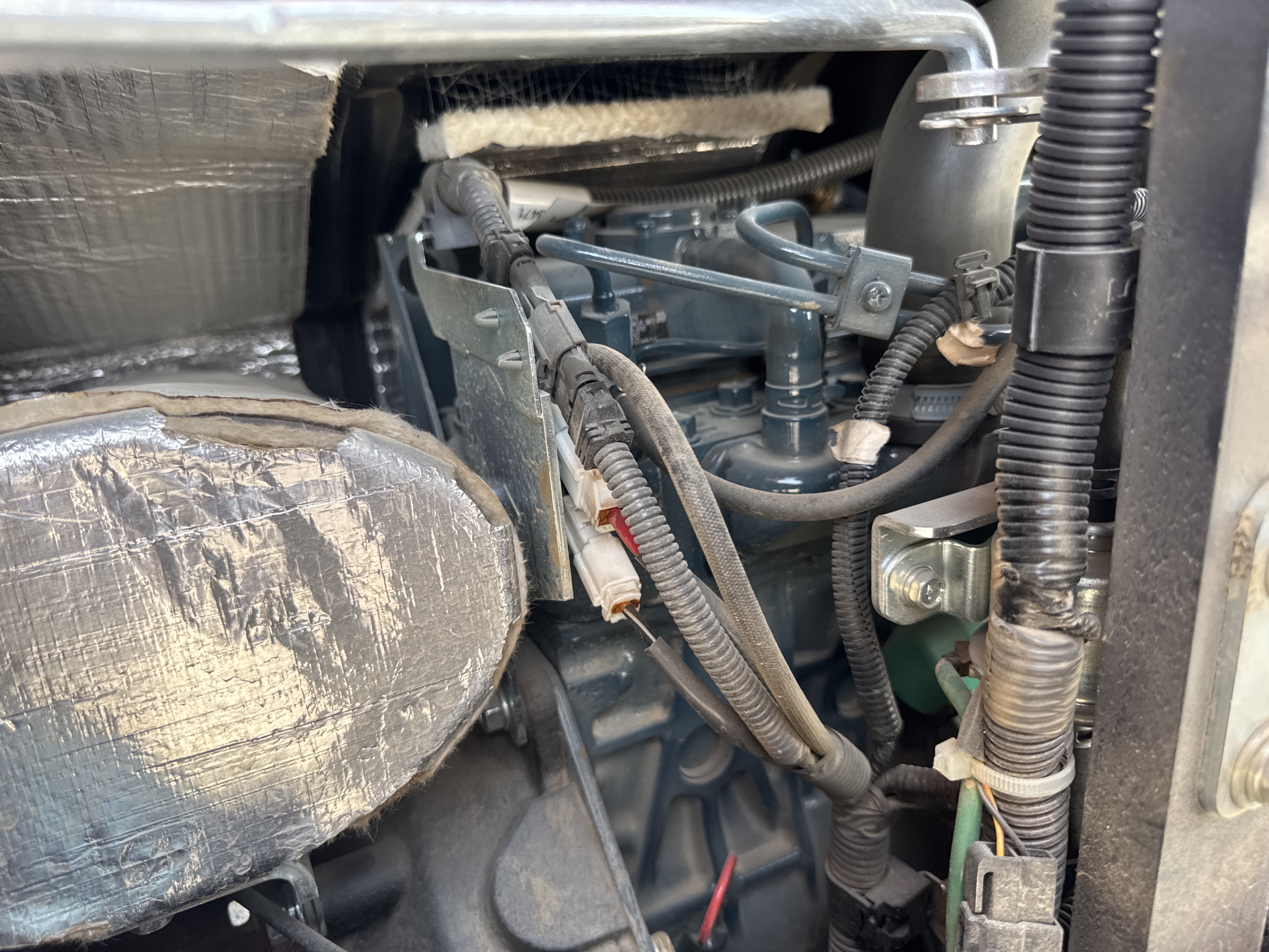 MNX-009-Kubota-U27-4-Mini-excavators-inspection-Engine-Engine-oil-leaks-1