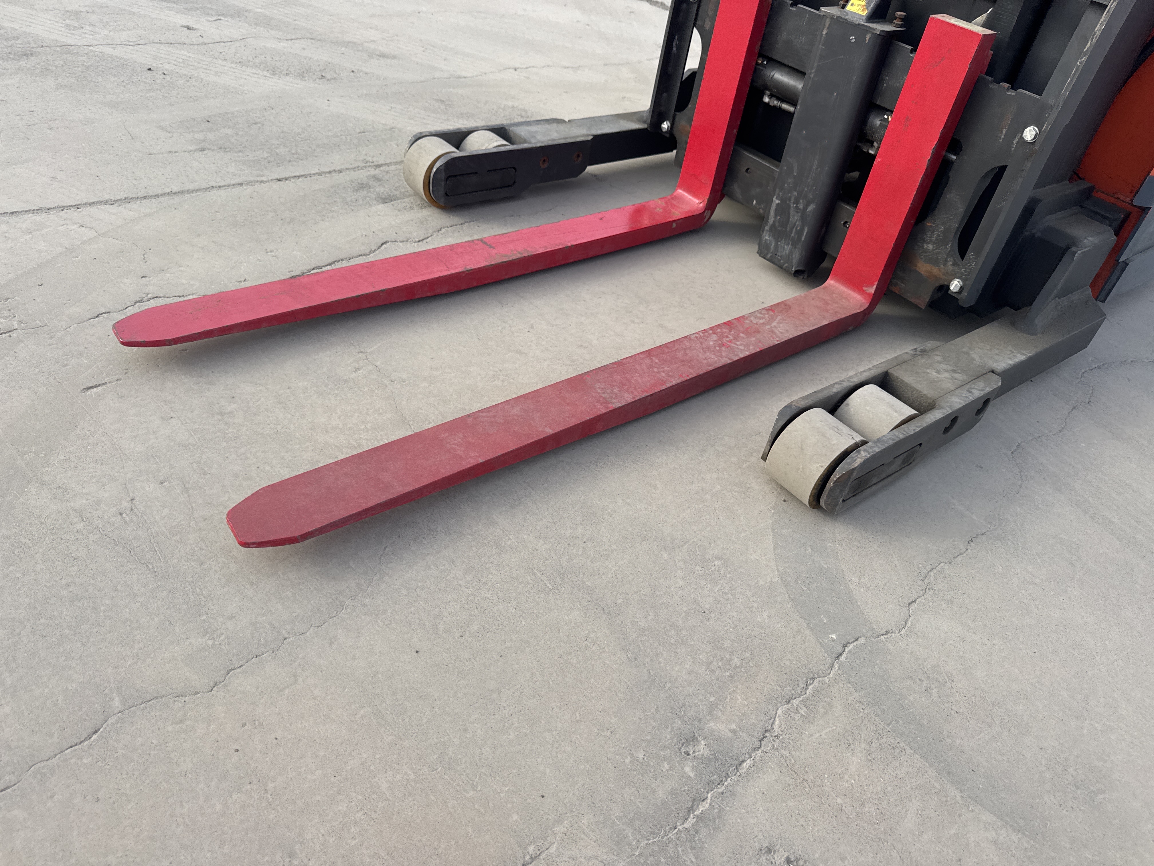 RTM-009-Toyota-9BRU23-Reach-trucks-inspection-Chassis-Forks-1