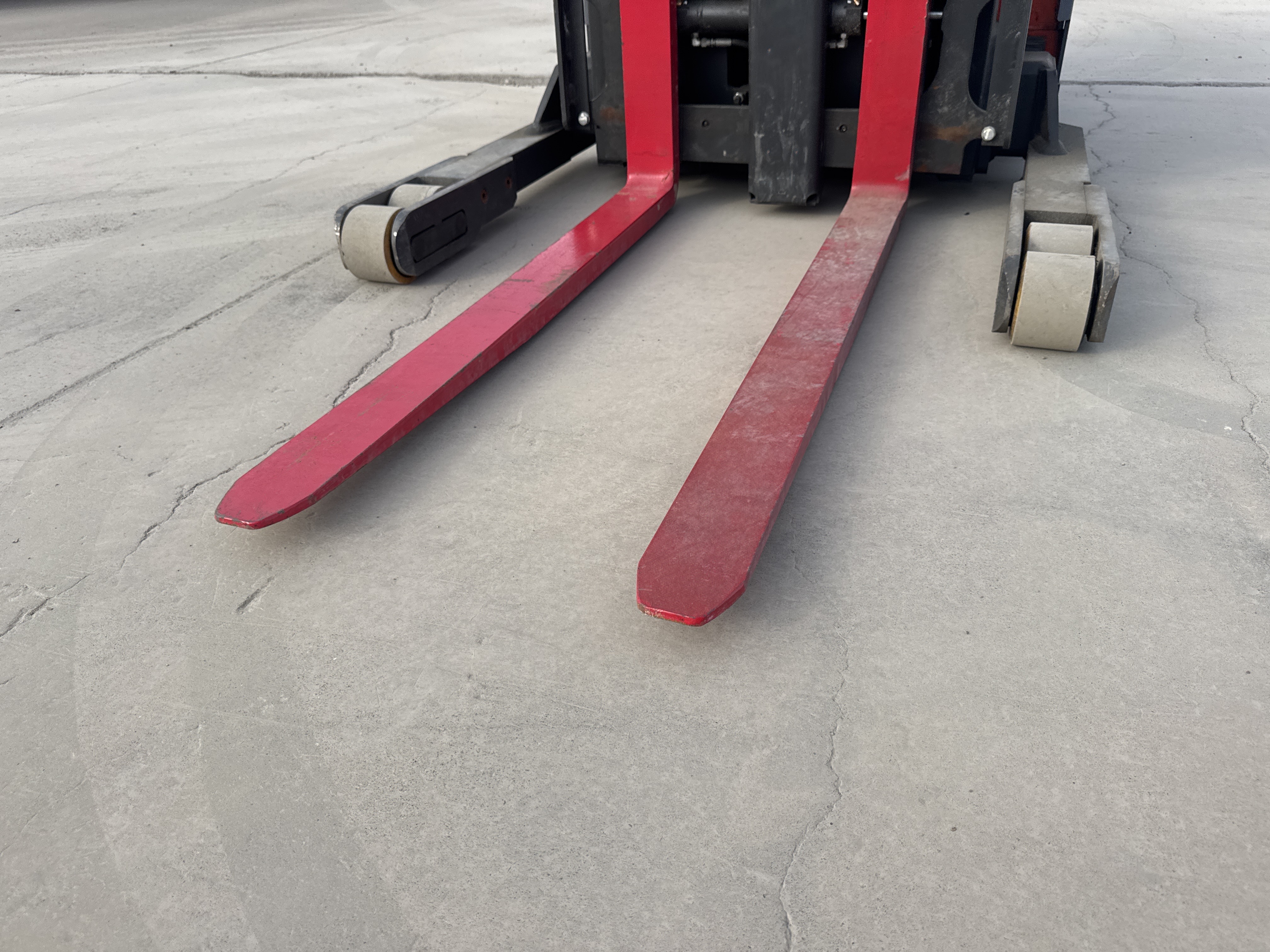 RTM-009-Toyota-9BRU23-Reach-trucks-inspection-Chassis-Forks-1