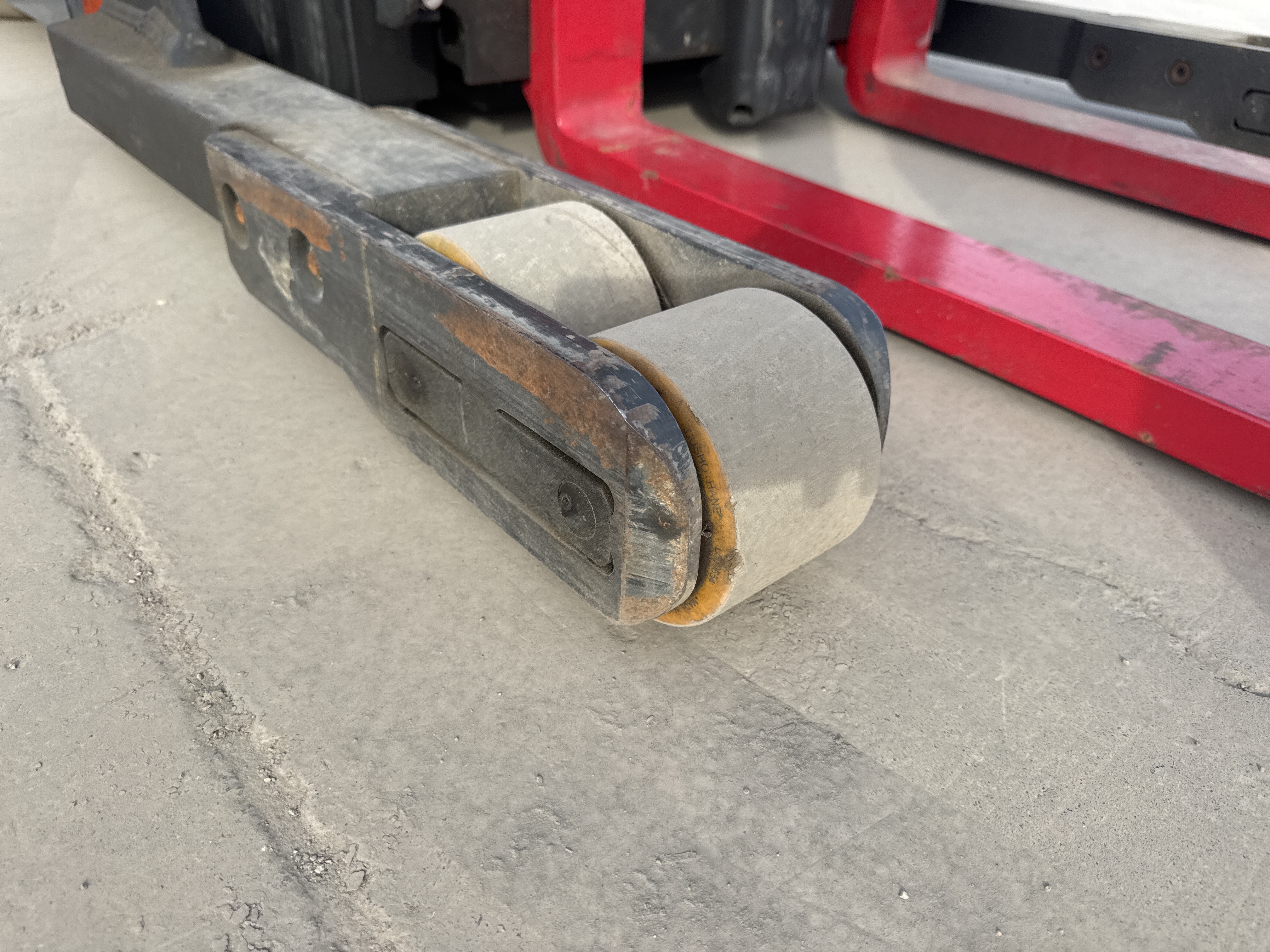 RTM-009-Toyota-9BRU23-Reach-trucks-inspection-Chassis-Tires-condition-1