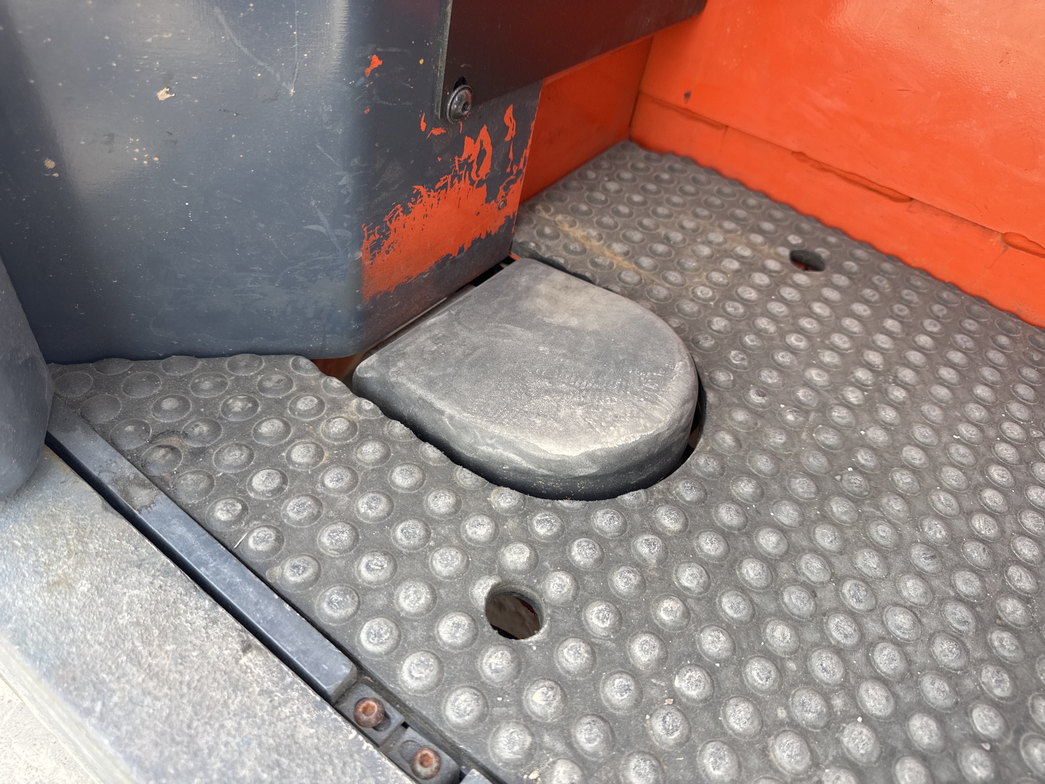 RTM-009-Toyota-9BRU23-Reach-trucks-inspection-Cabin-Pedals-1