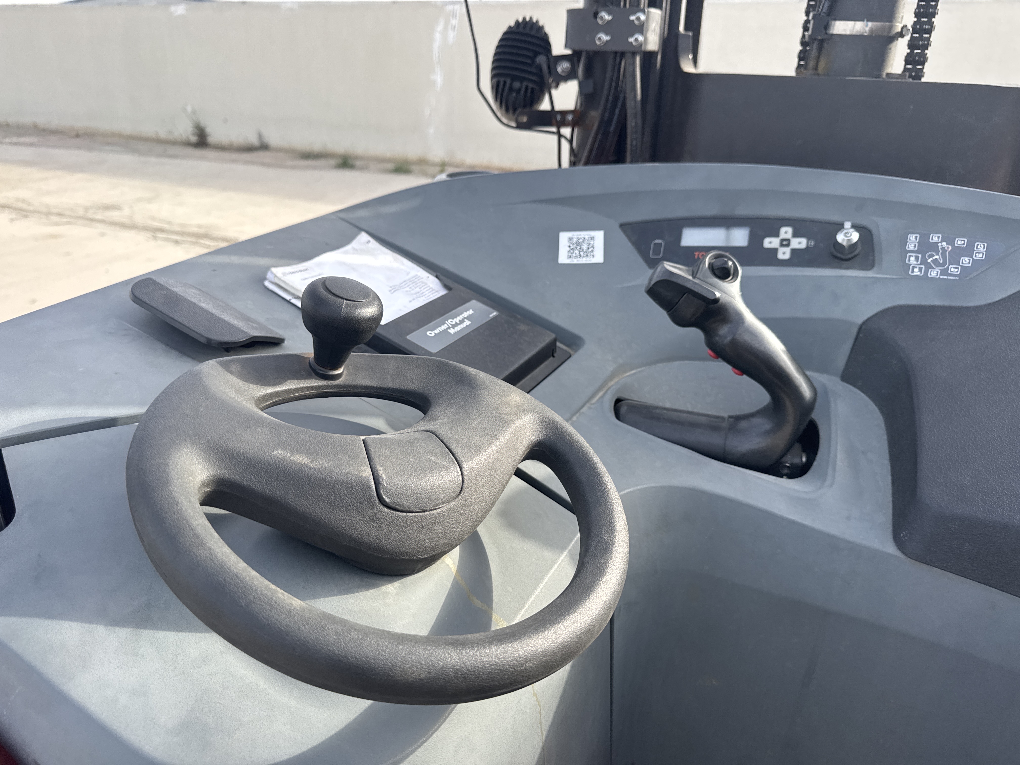 RTM-009-Toyota-9BRU23-Reach-trucks-inspection-Cabin-Direction-control-1