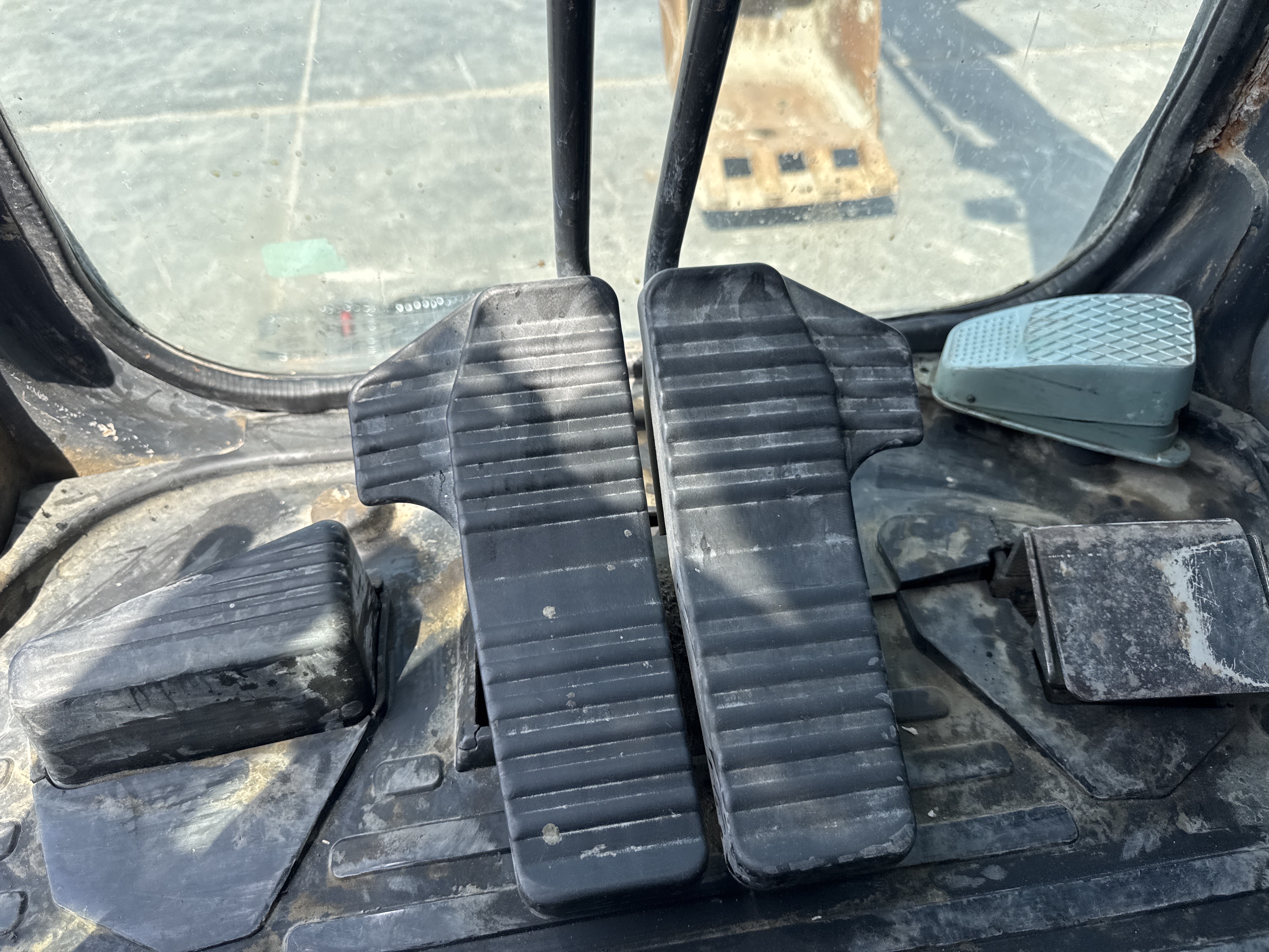 MNX-005-Komatsu-PC78UU-6-Mini-excavators-inspection-Cabin-Pedals-2