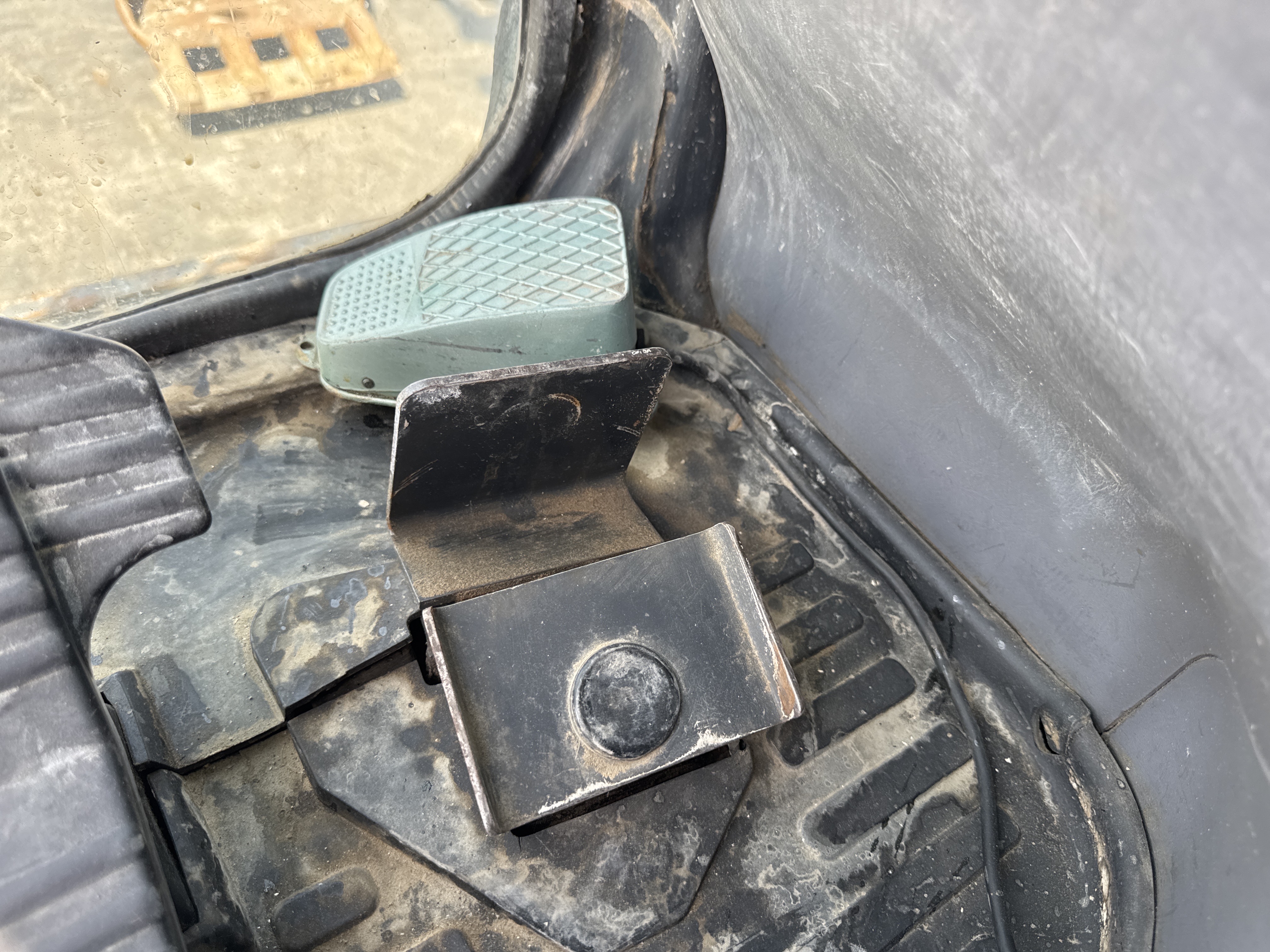 MNX-005-Komatsu-PC78UU-6-Mini-excavators-inspection-Cabin-Pedals-2