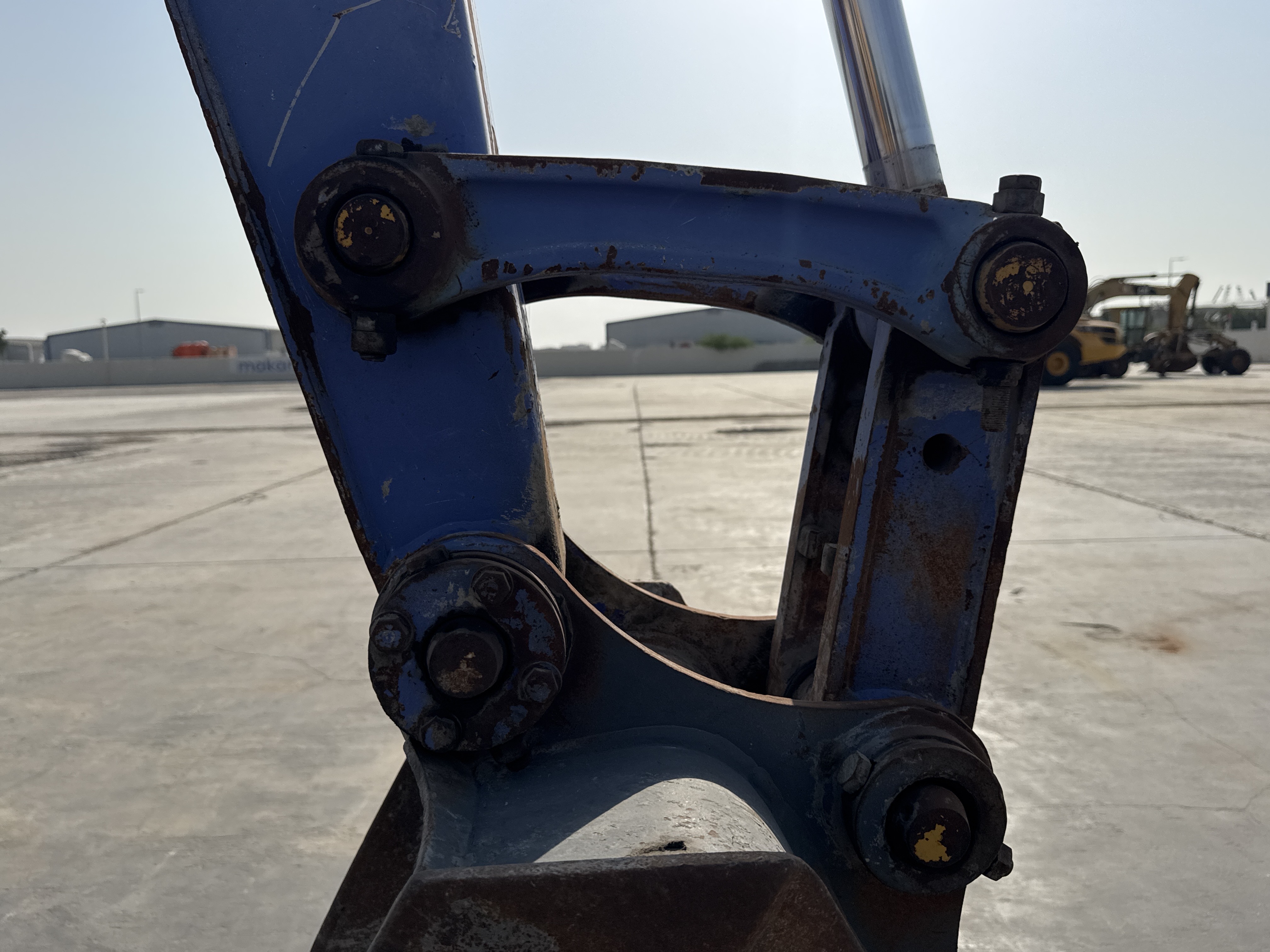 MNX-005-Komatsu-PC78UU-6-Mini-excavators-inspection-Chassis-Pin-and-bushings-stick-to-bucket-2
