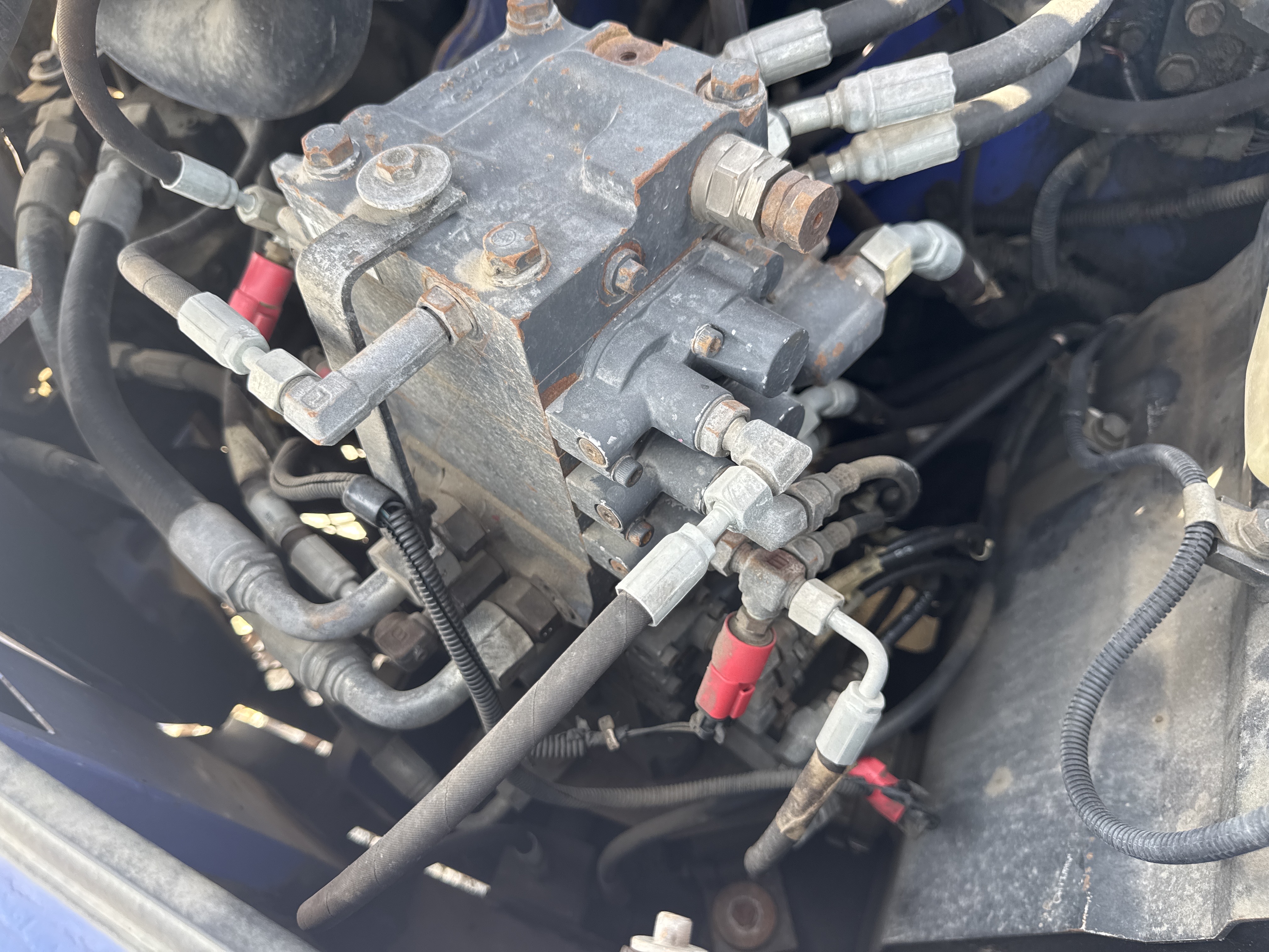 MNX-005-Komatsu-PC78UU-6-Mini-excavators-inspection-Hydraulics-Main-control-valve-(MCV)-2