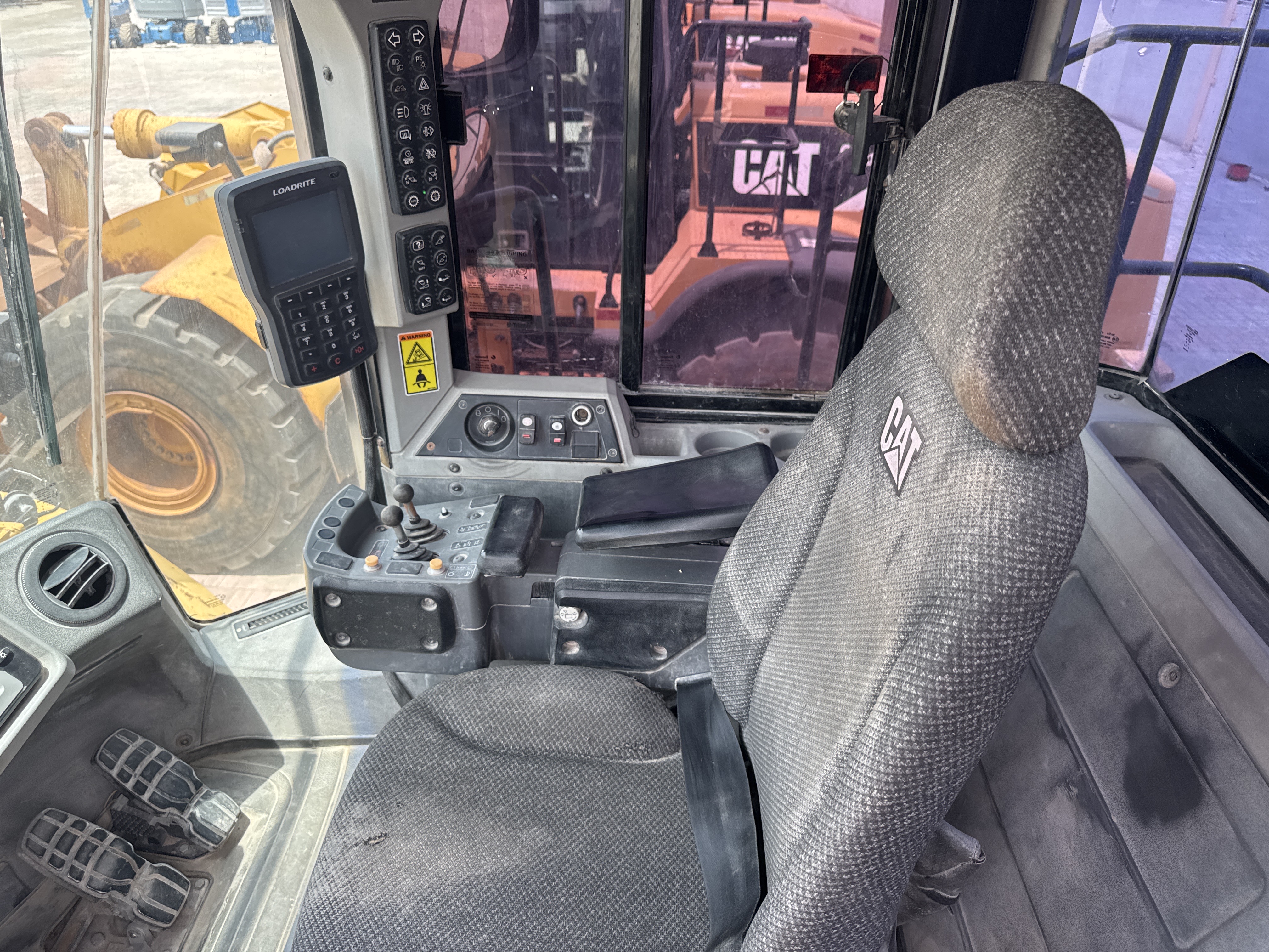 WHL-014-Cat-980K-Wheel-loaders-inspection-Cabin-Seats/armrests-1