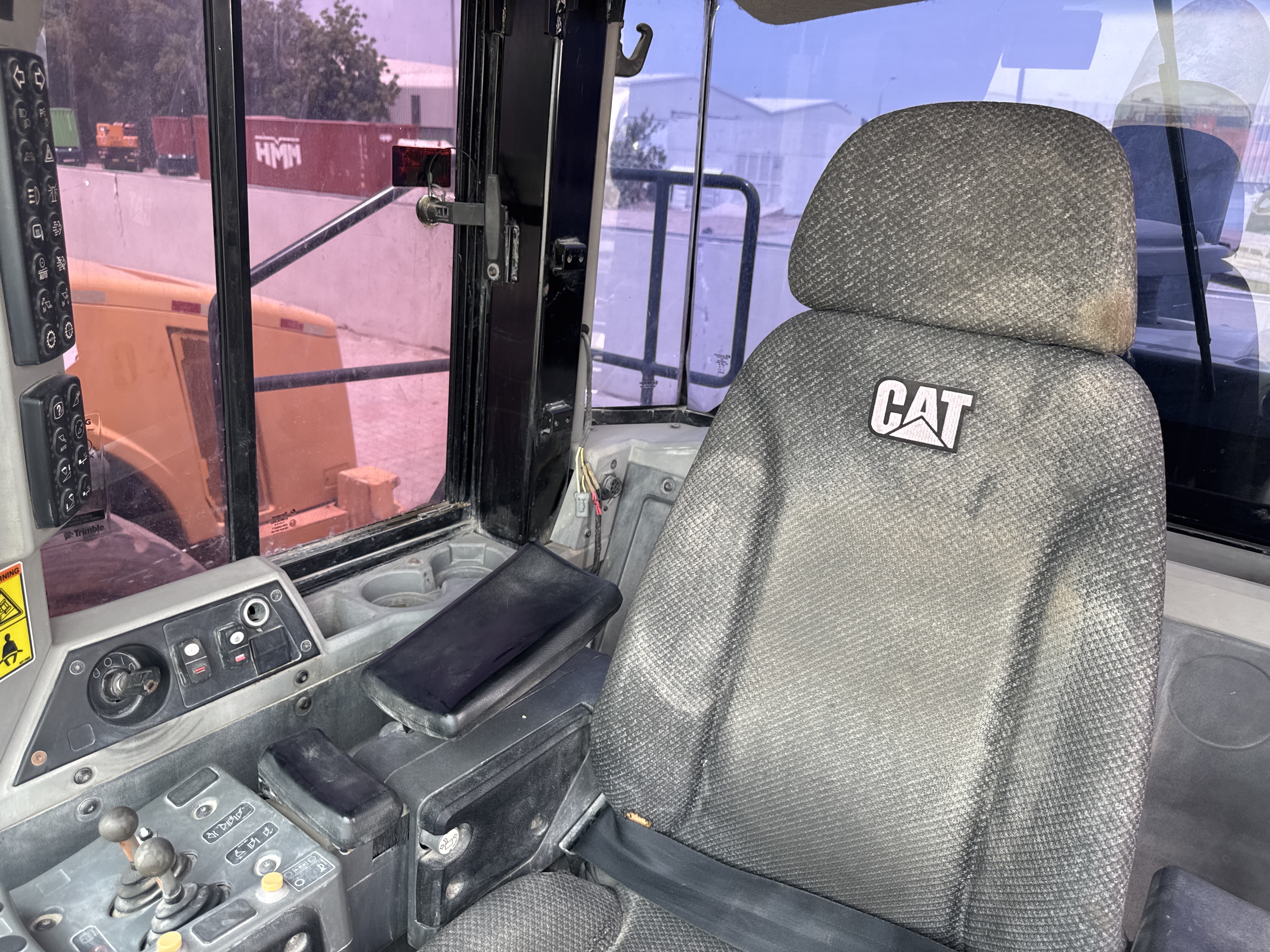 WHL-014-Cat-980K-Wheel-loaders-inspection-Cabin-Seats/armrests-1