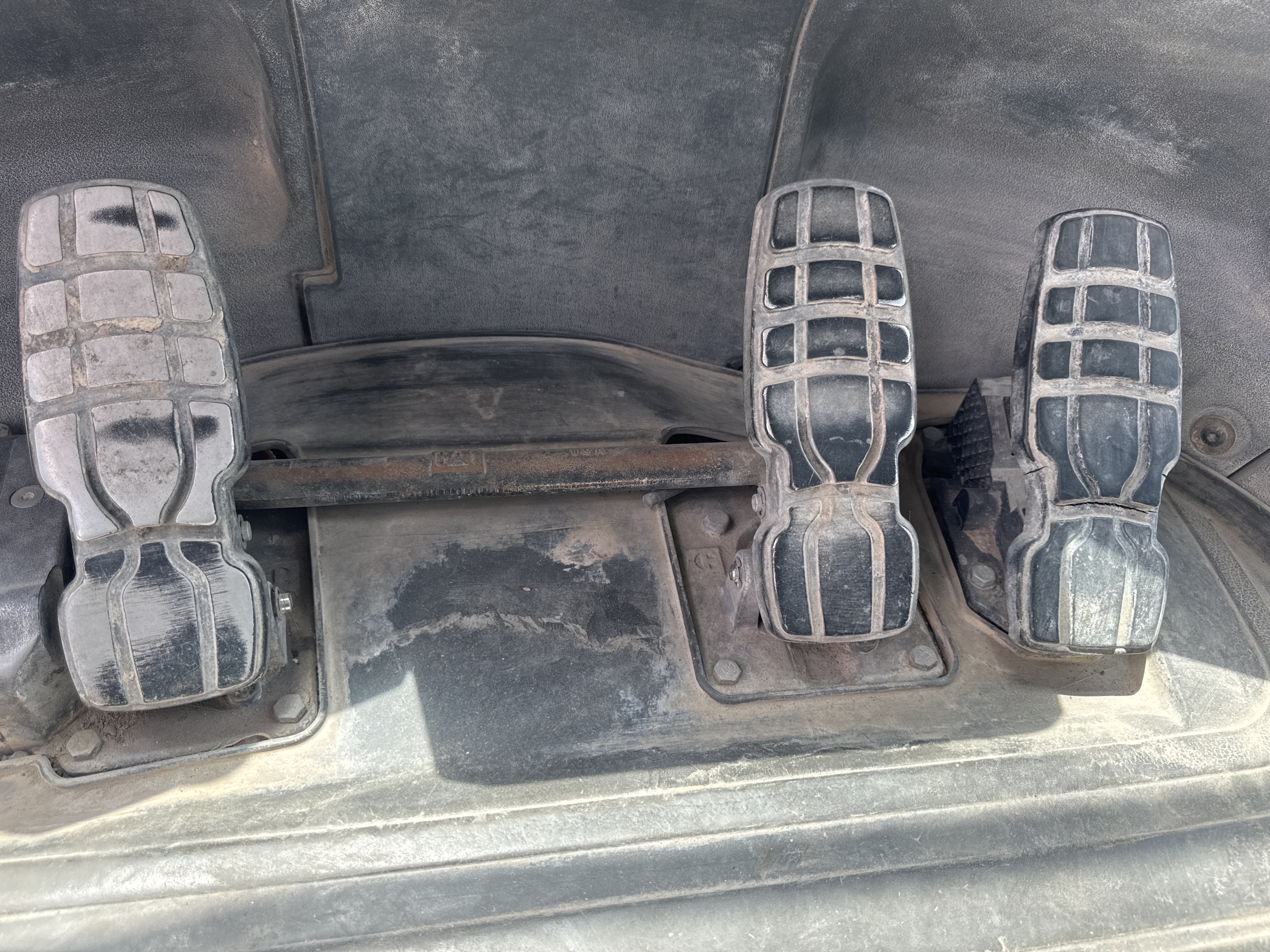 WHL-014-Cat-980K-Wheel-loaders-inspection-Cabin-Pedals-1