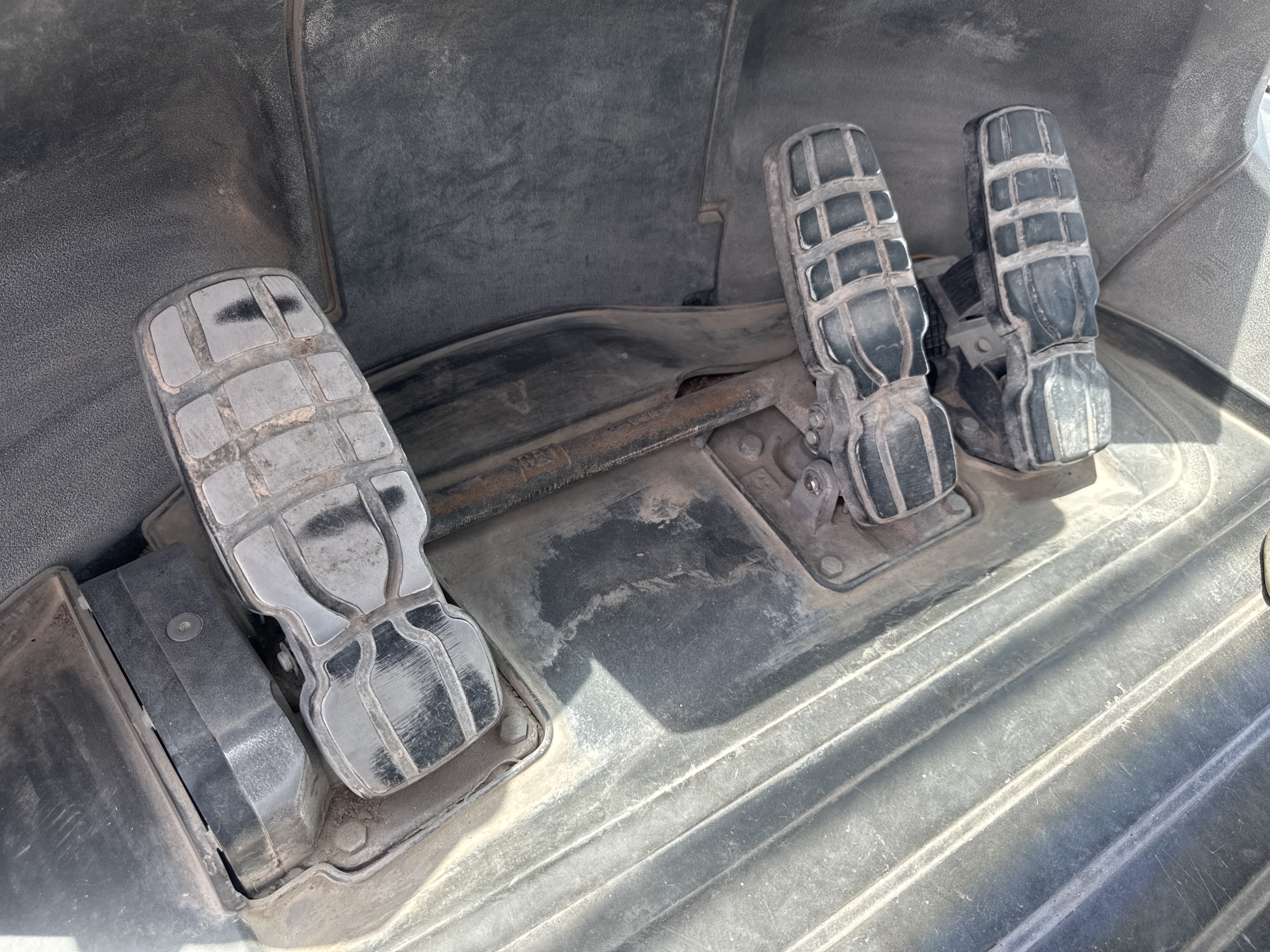 WHL-014-Cat-980K-Wheel-loaders-inspection-Cabin-Pedals-1