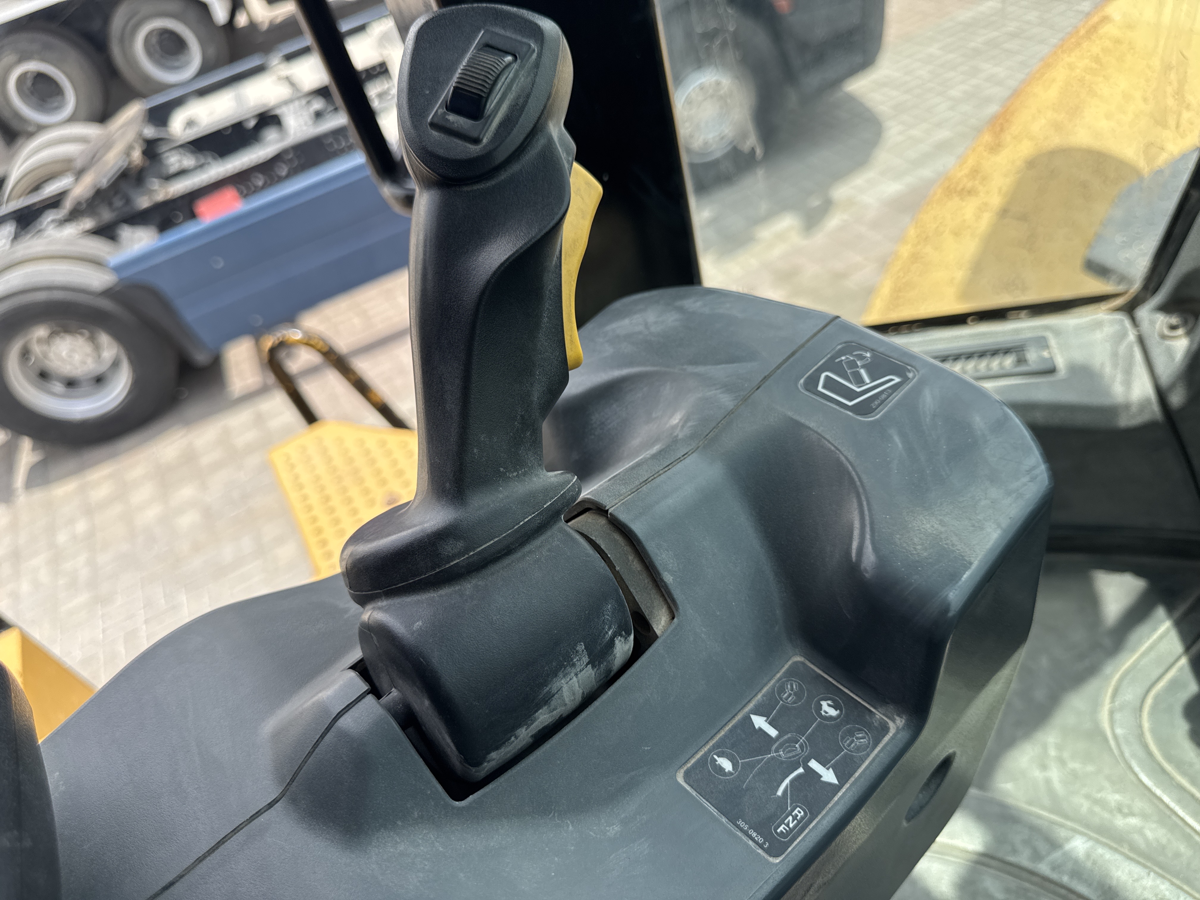 WHL-014-Cat-980K-Wheel-loaders-inspection-Cabin-Gear-lever-1