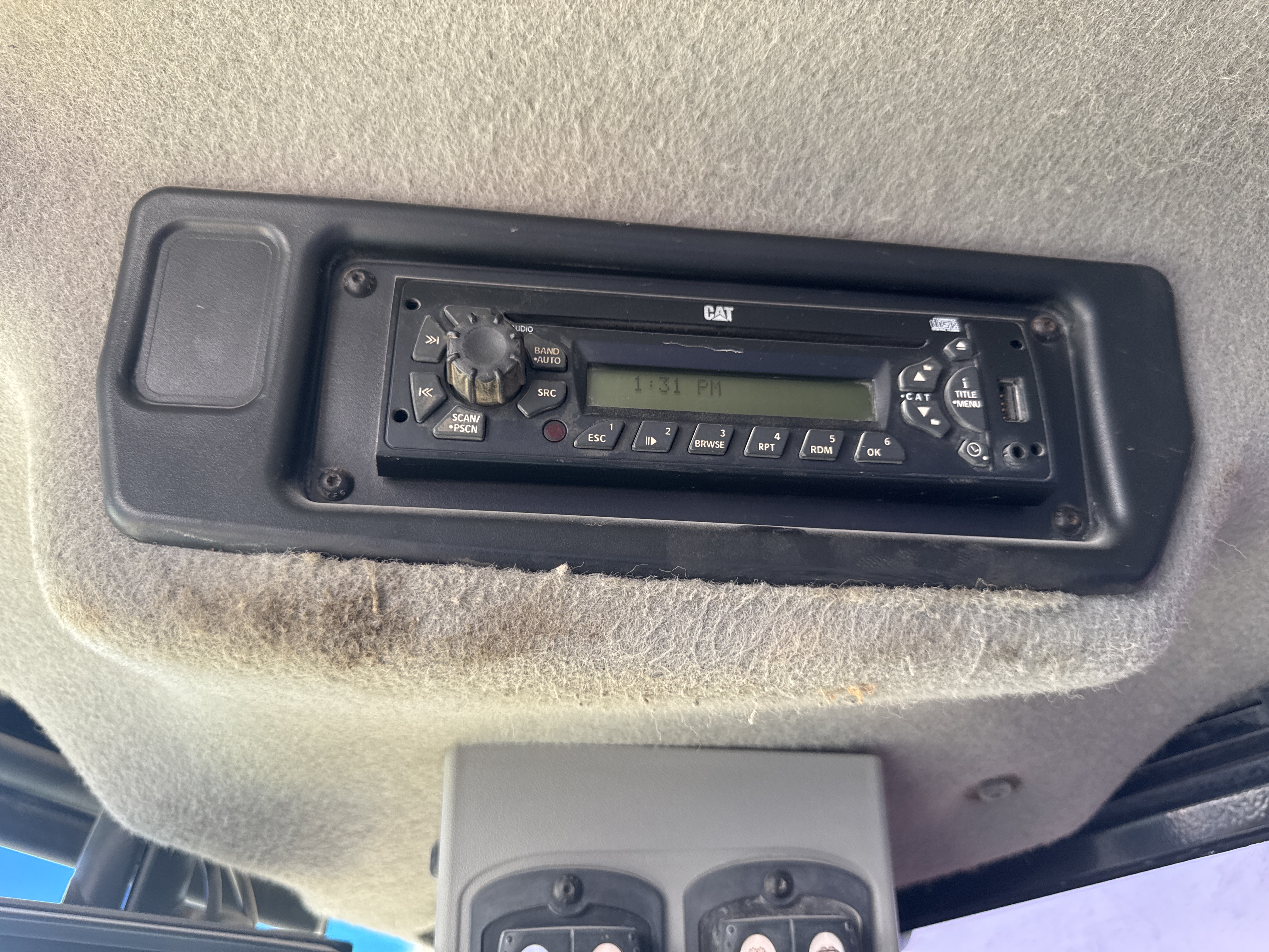 WHL-014-Cat-980K-Wheel-loaders-inspection-Cabin-Radio-1