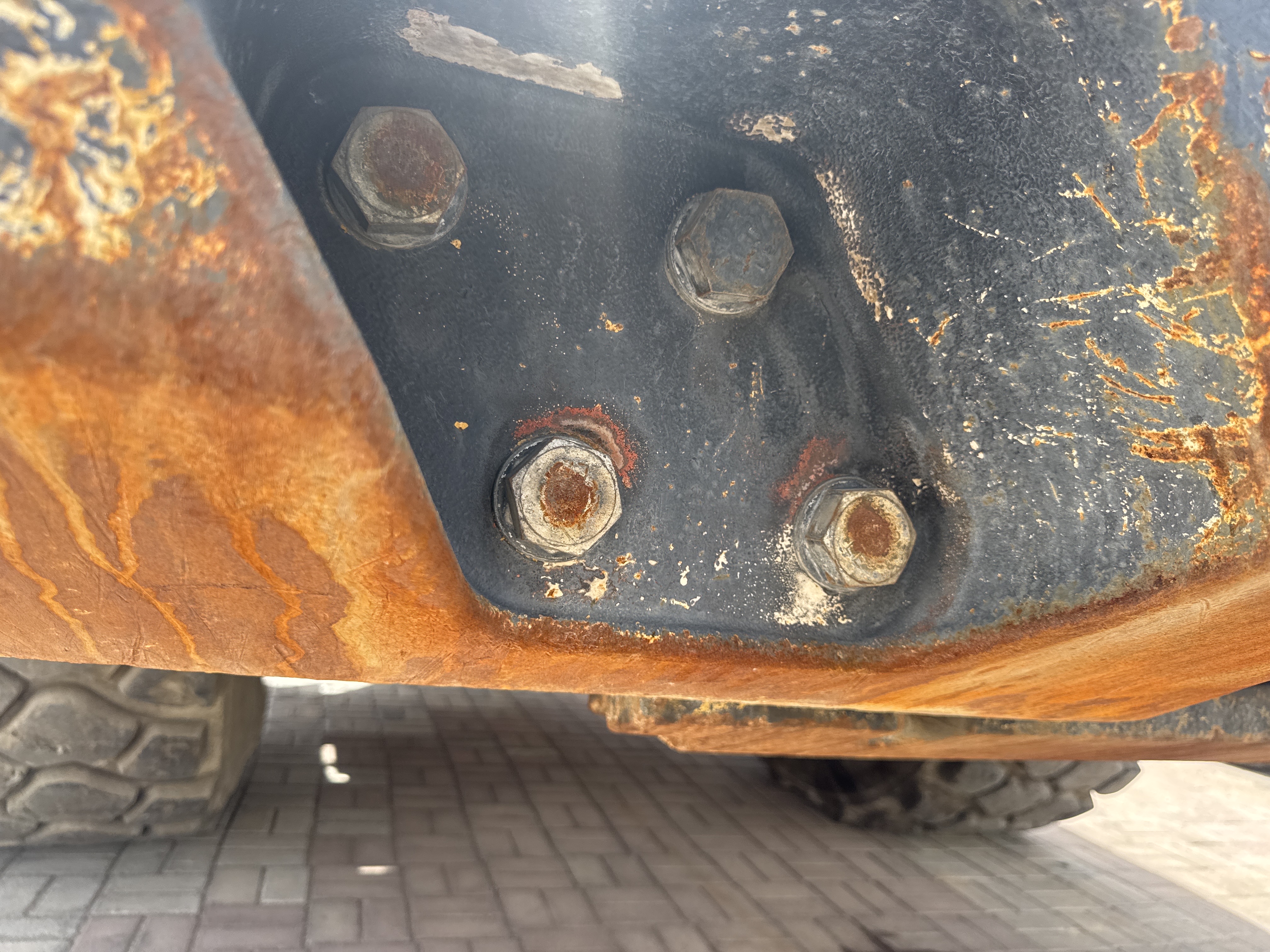 WHL-014-Cat-980K-Wheel-loaders-inspection-Structure-Counter-weight-bolts-1