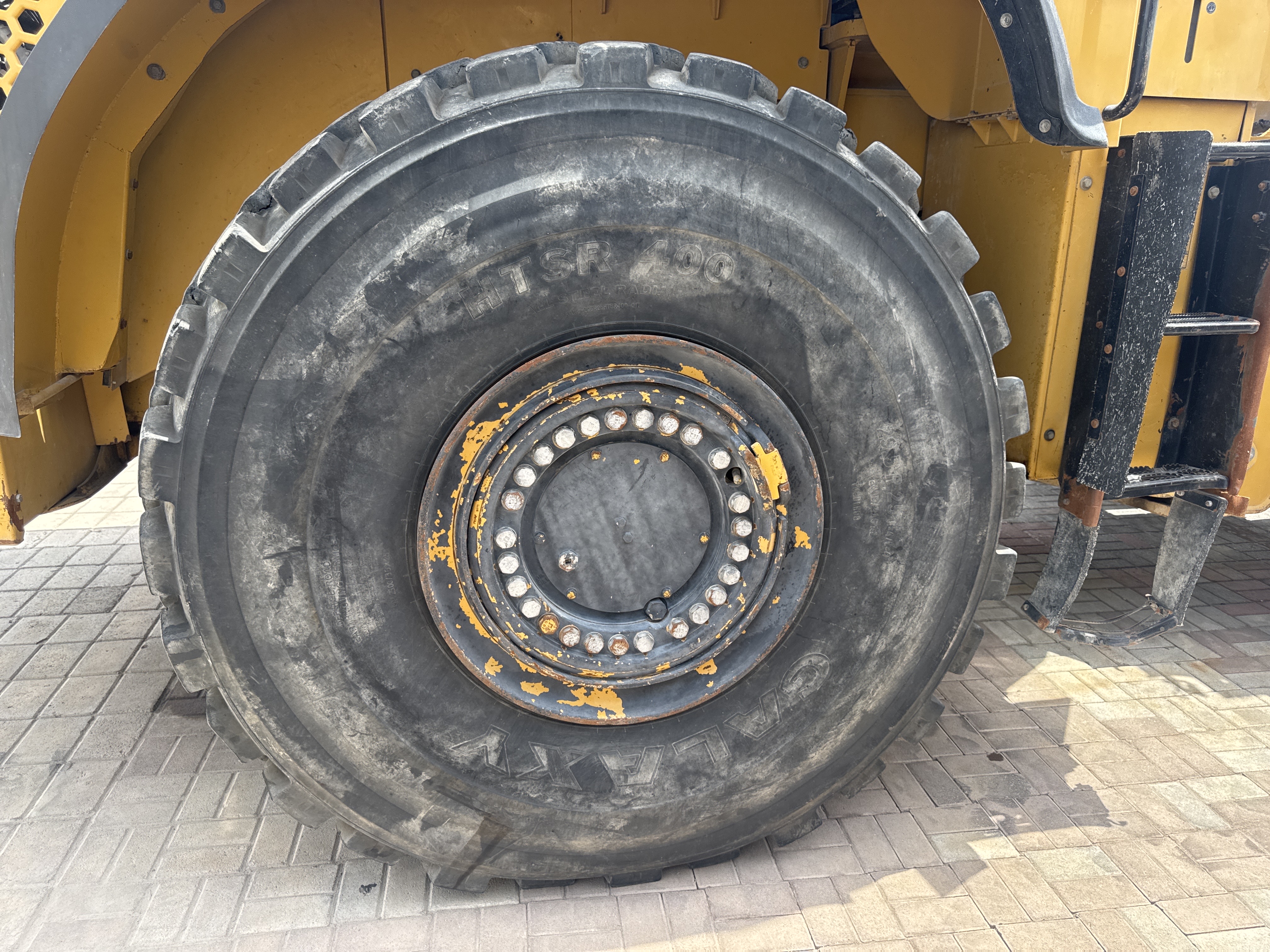 WHL-014-Cat-980K-Wheel-loaders-inspection-Chassis-Right-rear-tire-/-wheel-hub---condition-1