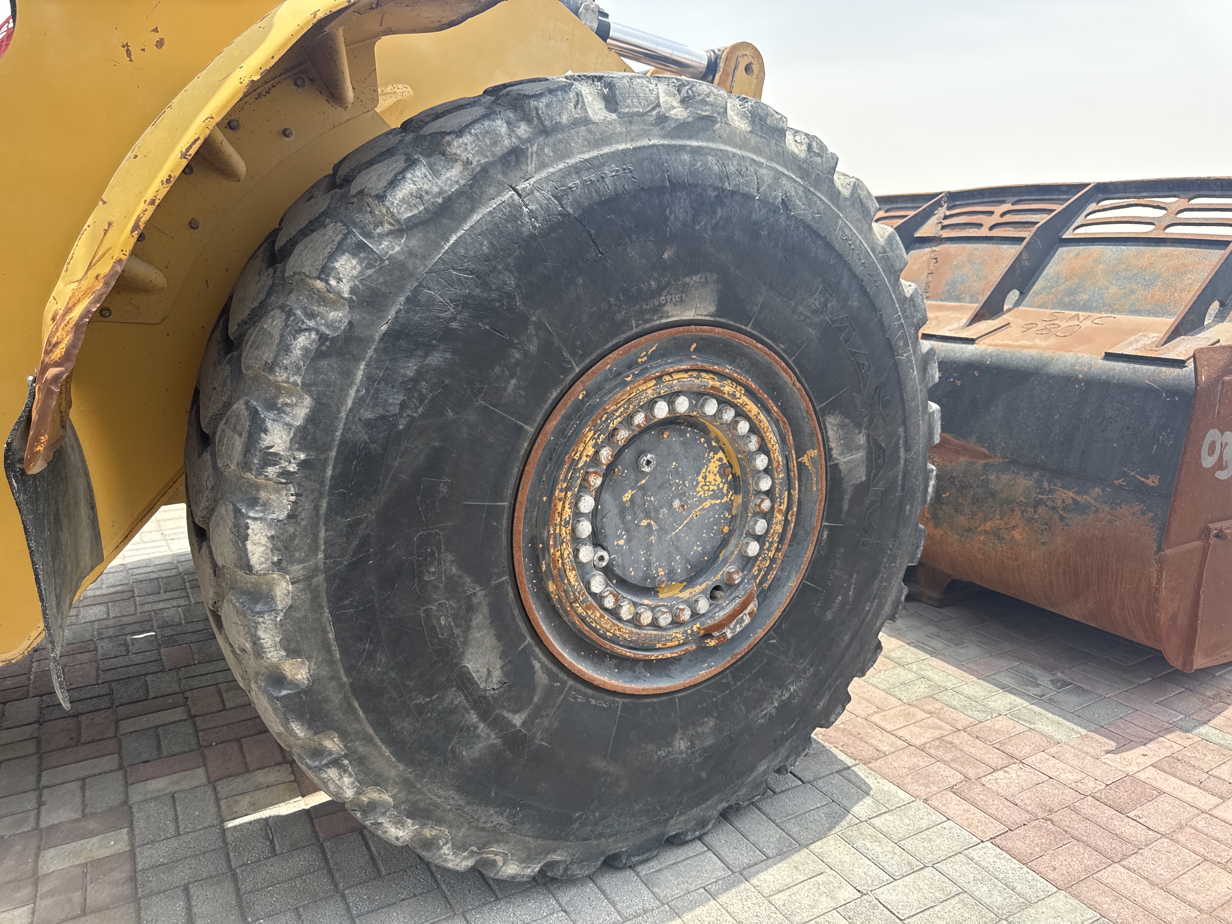 WHL-014-Cat-980K-Wheel-loaders-inspection-Chassis-Right-front-tire-/-wheel-hub---condition-1
