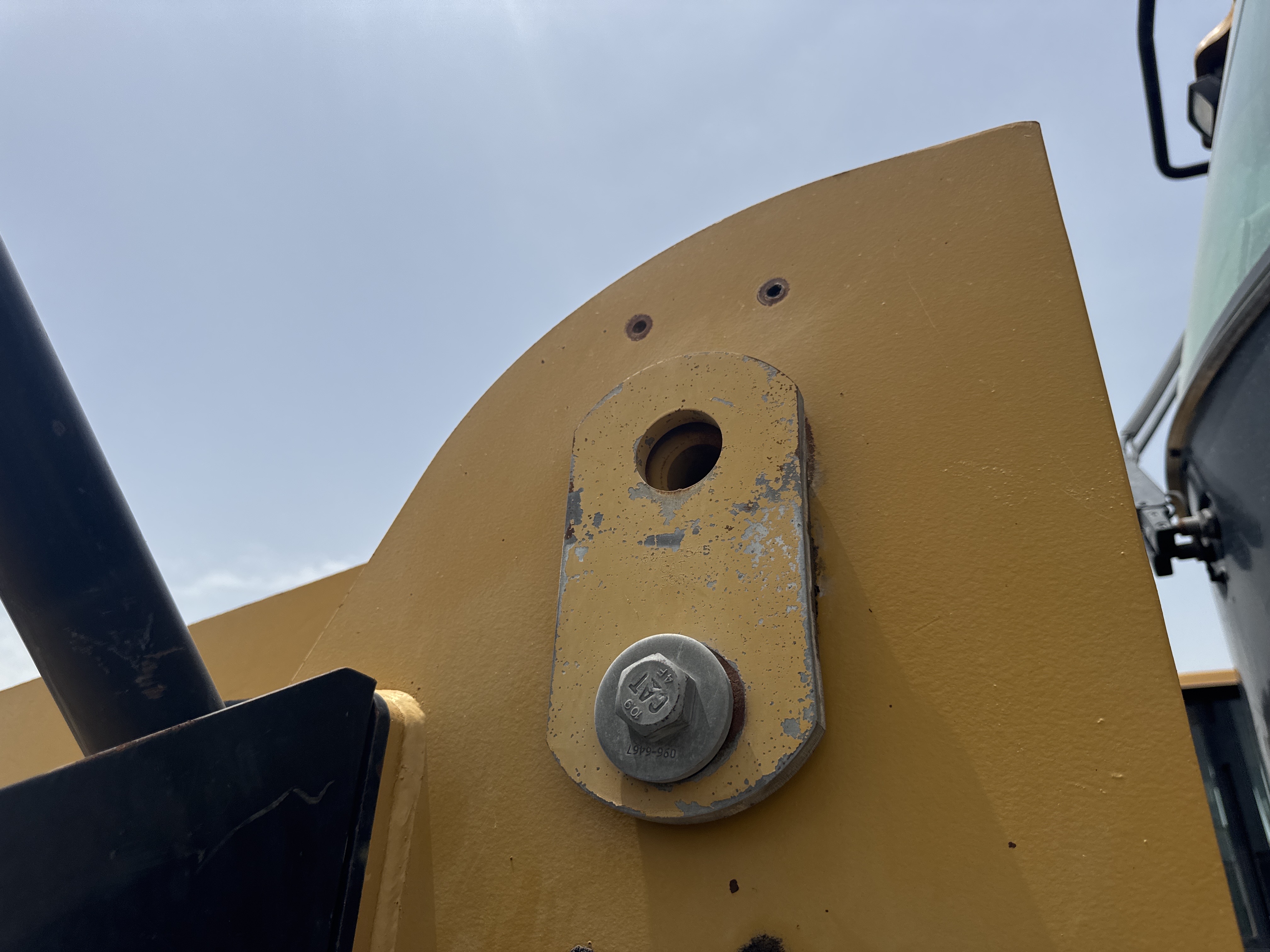 WHL-014-Cat-980K-Wheel-loaders-inspection-Chassis-Lift-arm-base-pin-and-bushings-1