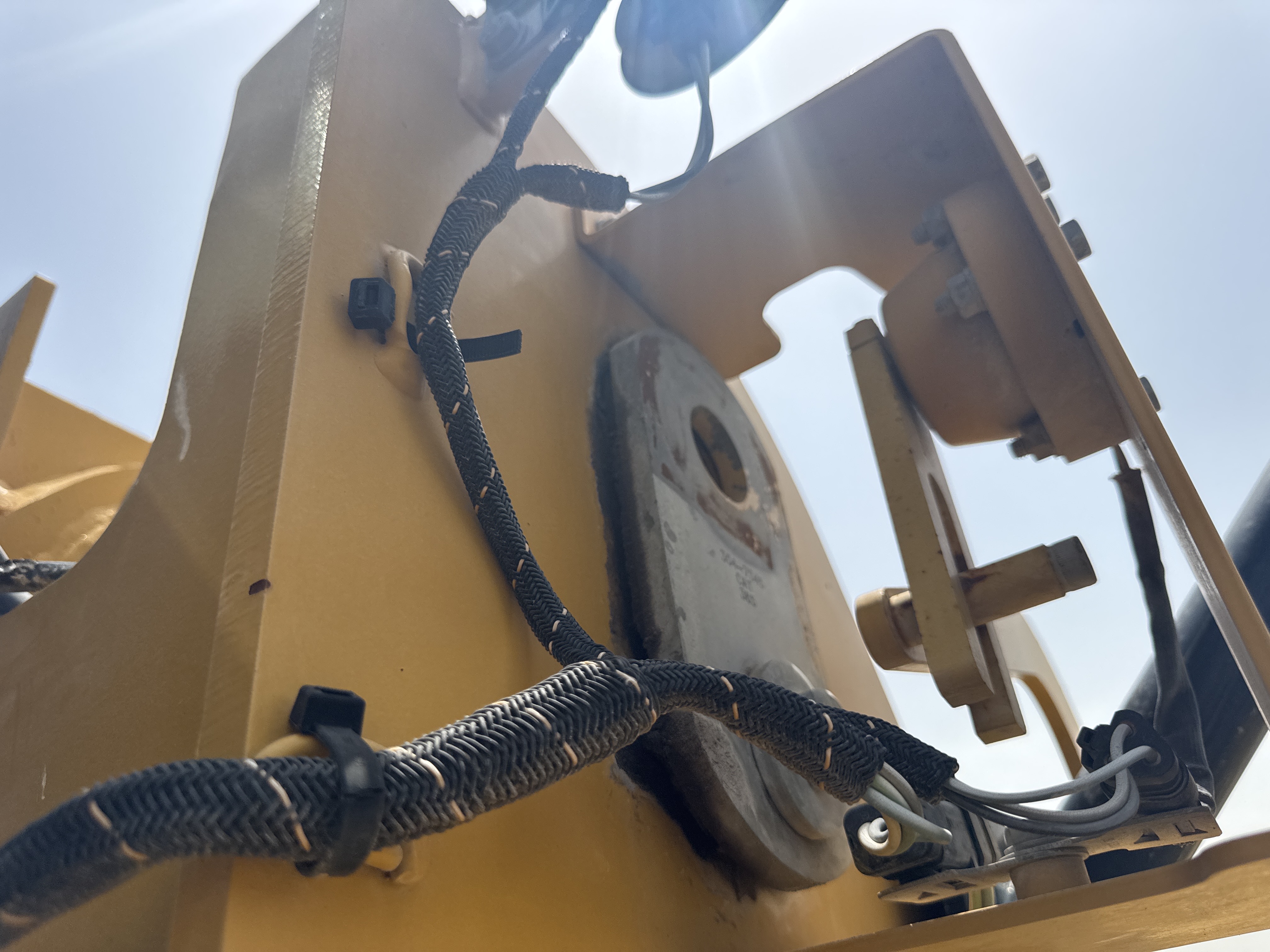 WHL-014-Cat-980K-Wheel-loaders-inspection-Chassis-Lift-arm-base-pin-and-bushings-1