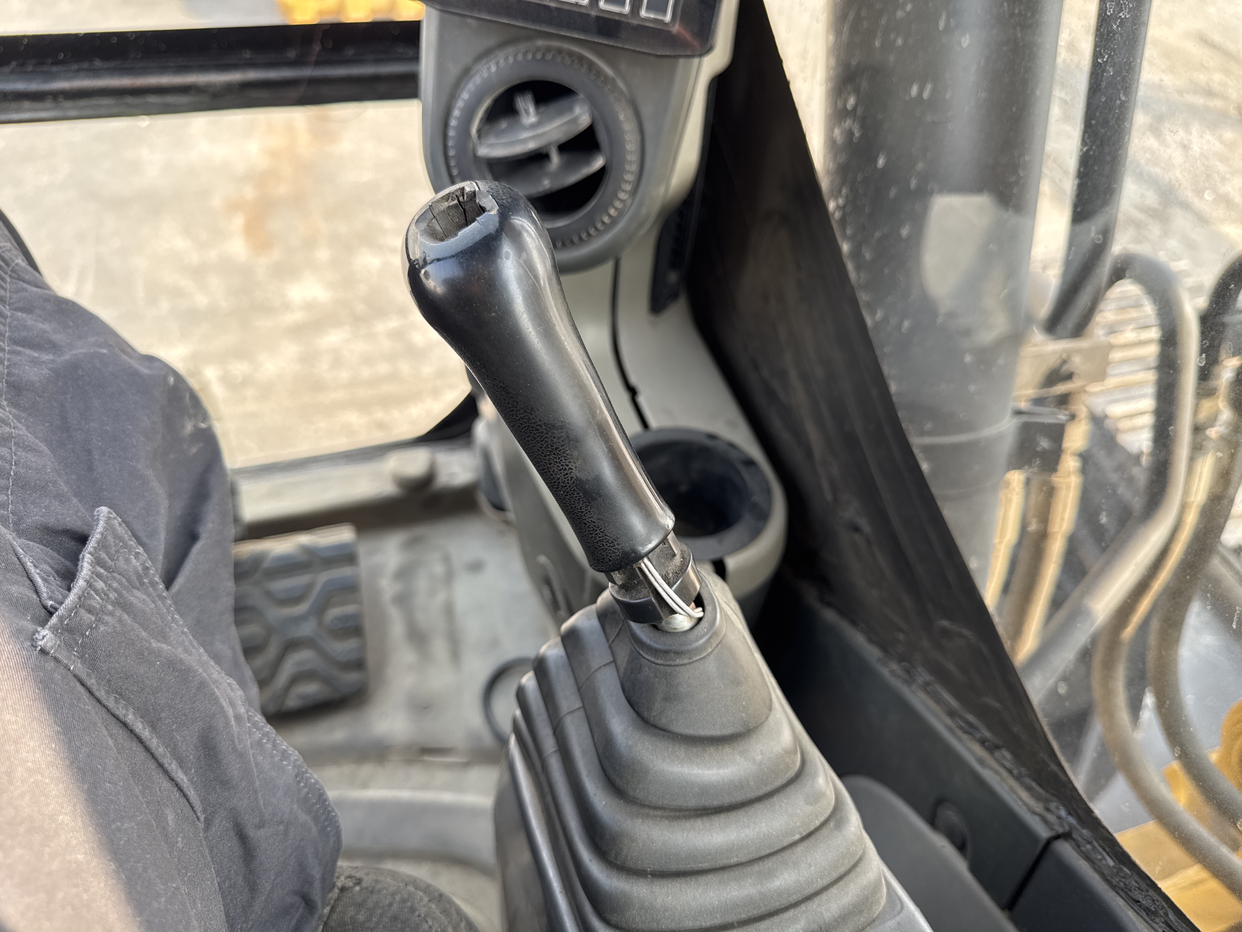 MDX-013-Cat-323D3-Medium-excavators-inspection-Cabin-Joysticks-2