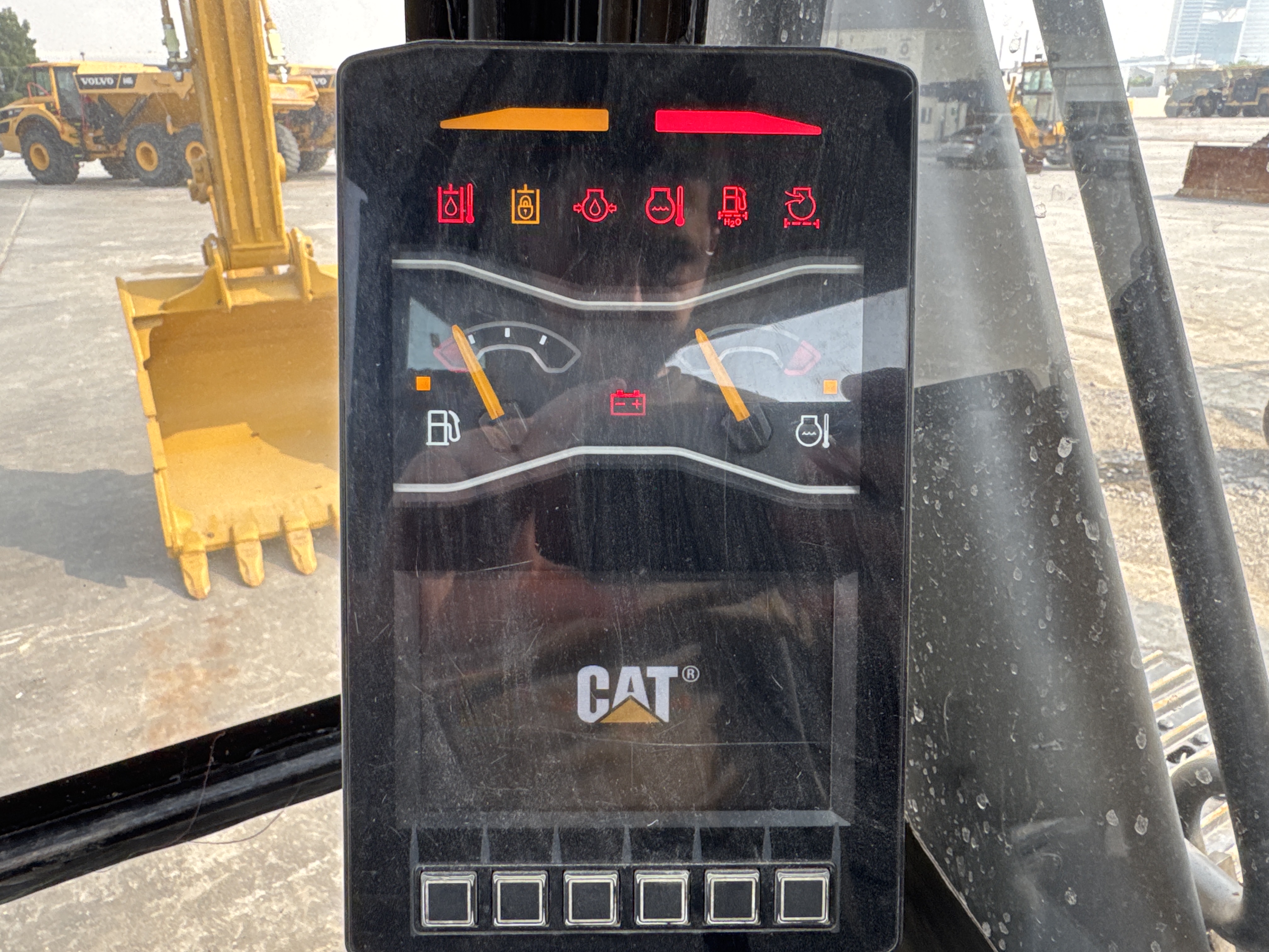 MDX-013-Cat-323D3-Medium-excavators-inspection-Cabin-Instrument-cluster-2