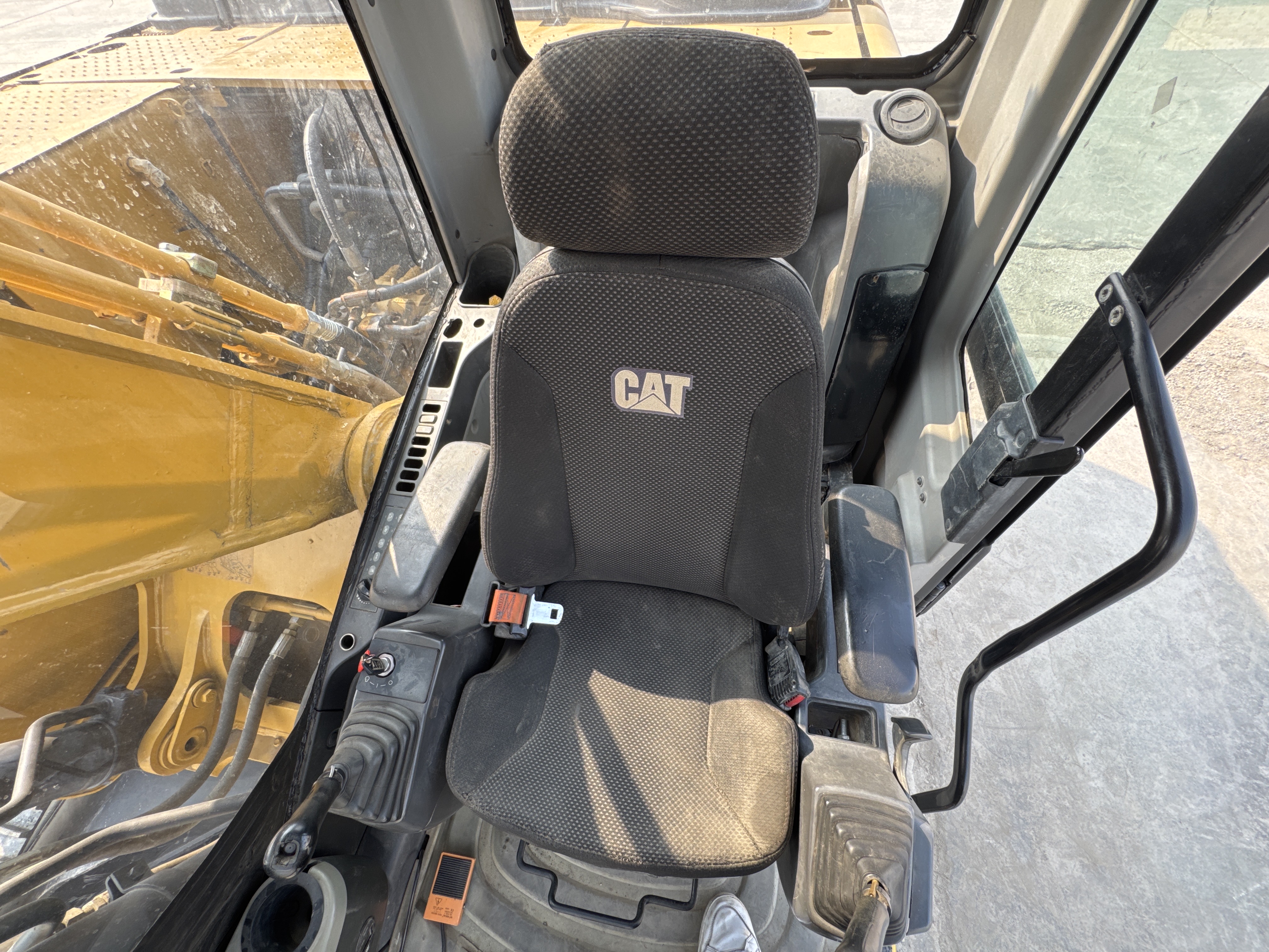 MDX-013-Cat-323D3-Medium-excavators-inspection-Cabin-Seats/armrests-2