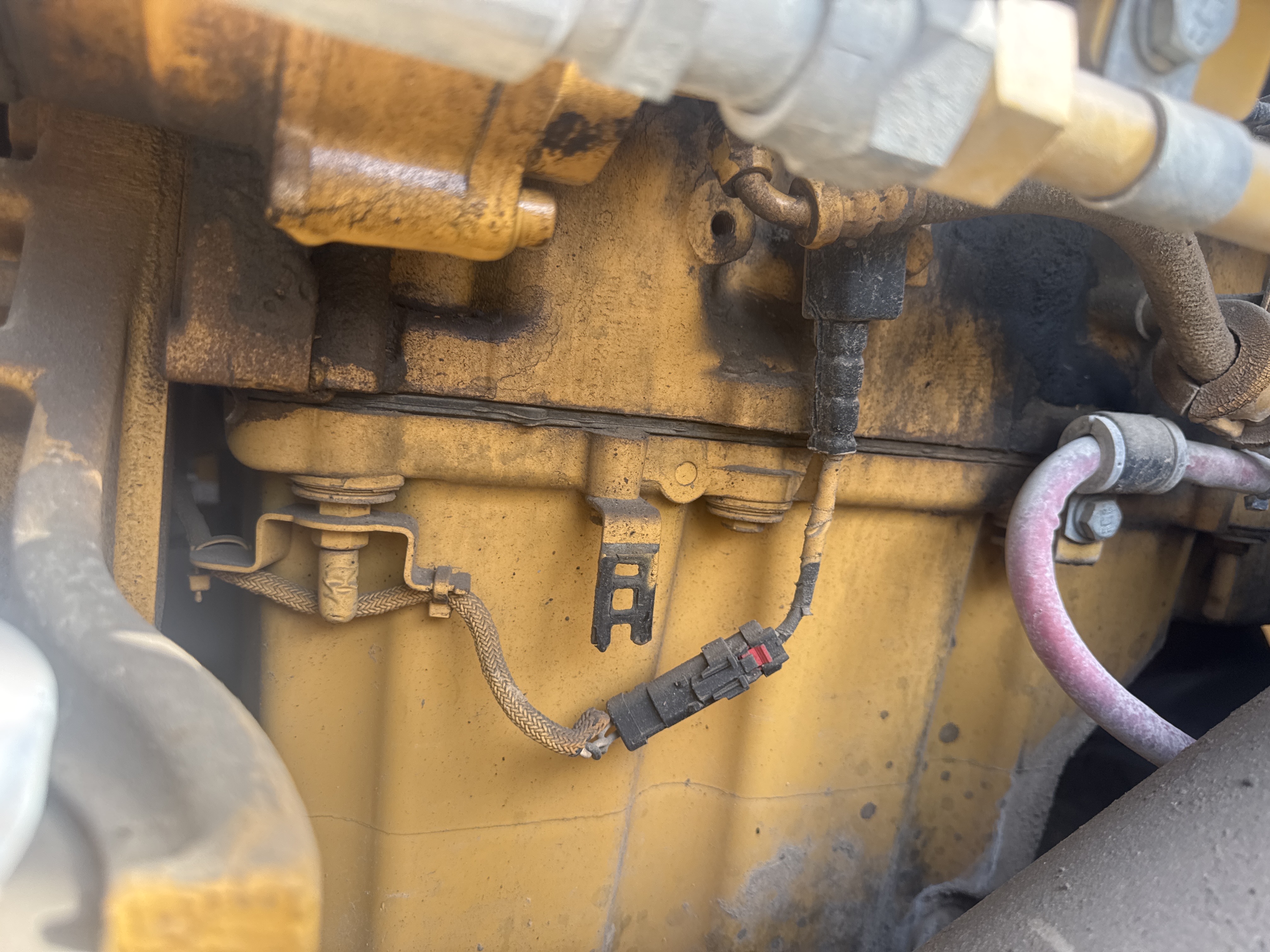 WHL-014-Cat-980K-Wheel-loaders-inspection-Engine-Engine-oil-leaks-1