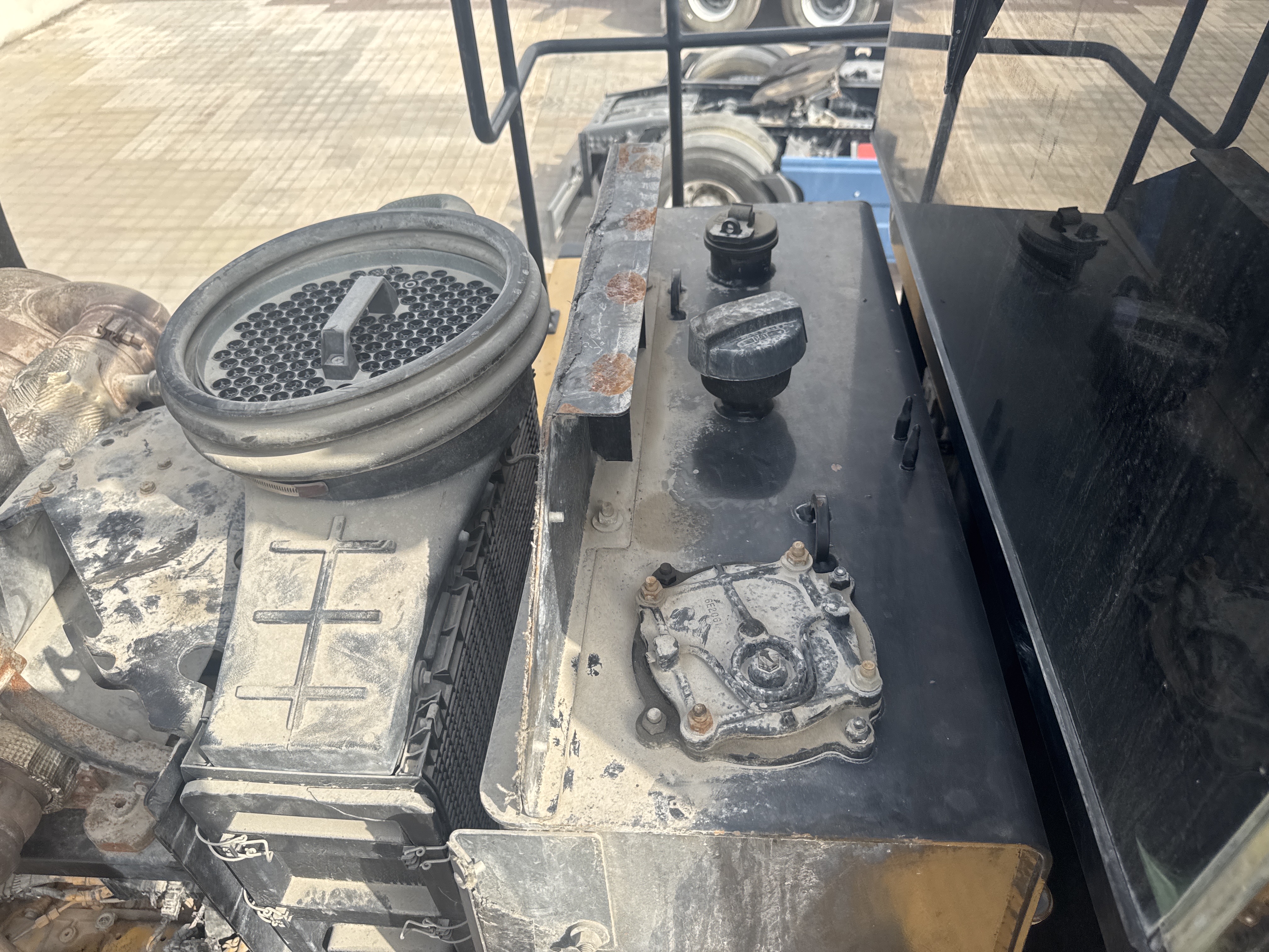 WHL-014-Cat-980K-Wheel-loaders-inspection-Hydraulics-Hydraulic-Tank-1
