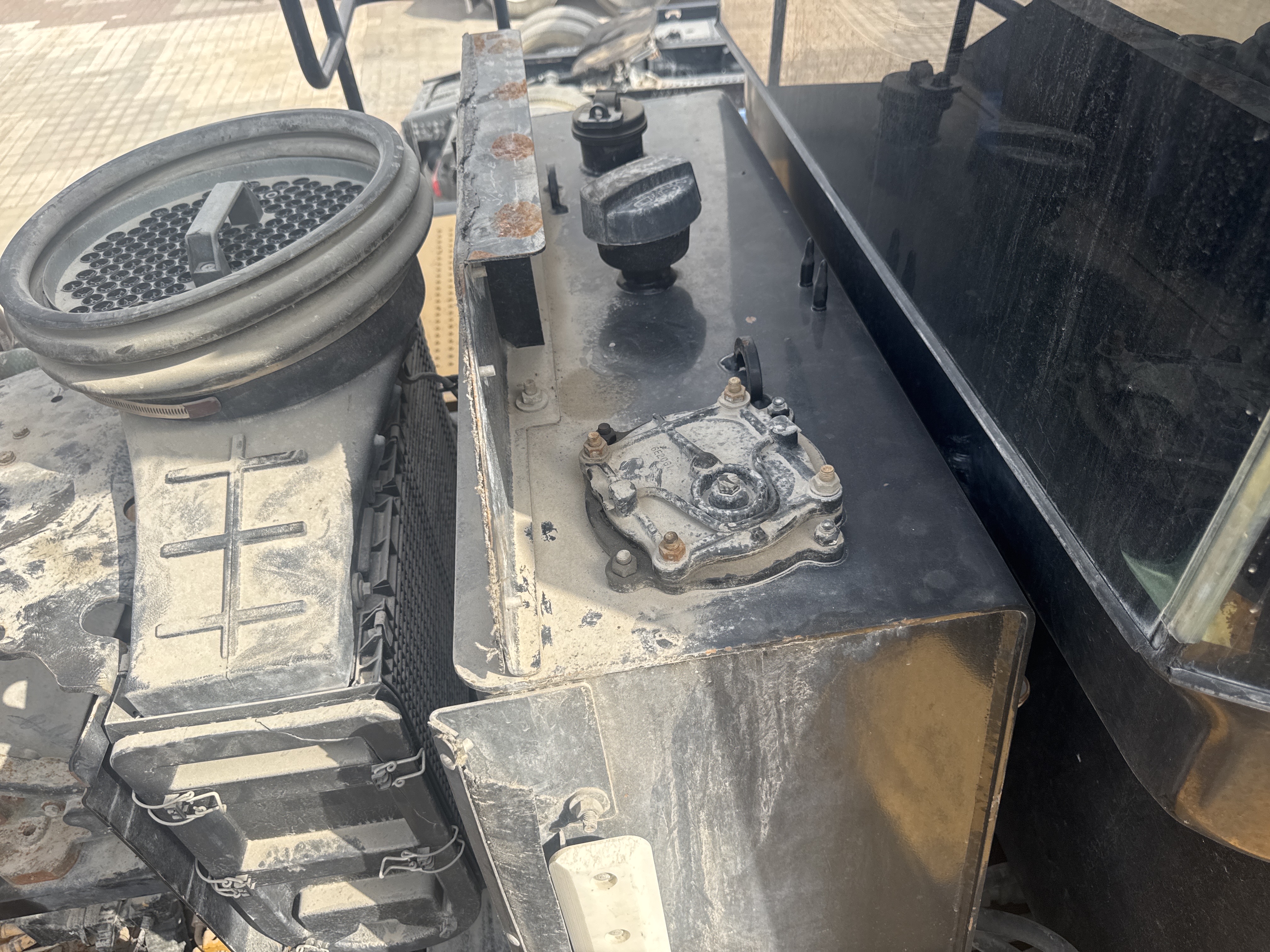 WHL-014-Cat-980K-Wheel-loaders-inspection-Hydraulics-Hydraulic-Tank-1