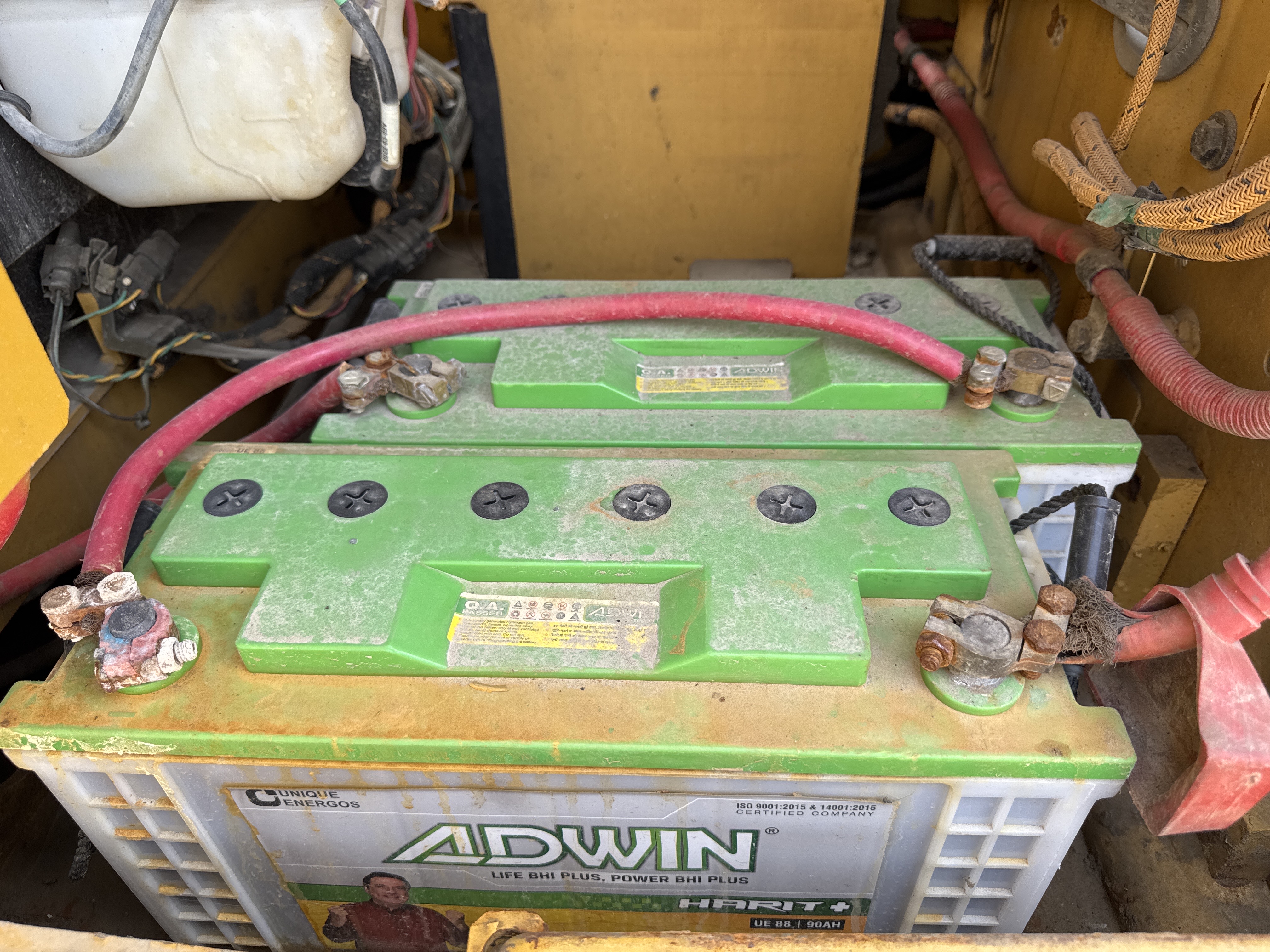 MDX-013-Cat-323D3-Medium-excavators-inspection-Electronics-Battery-2