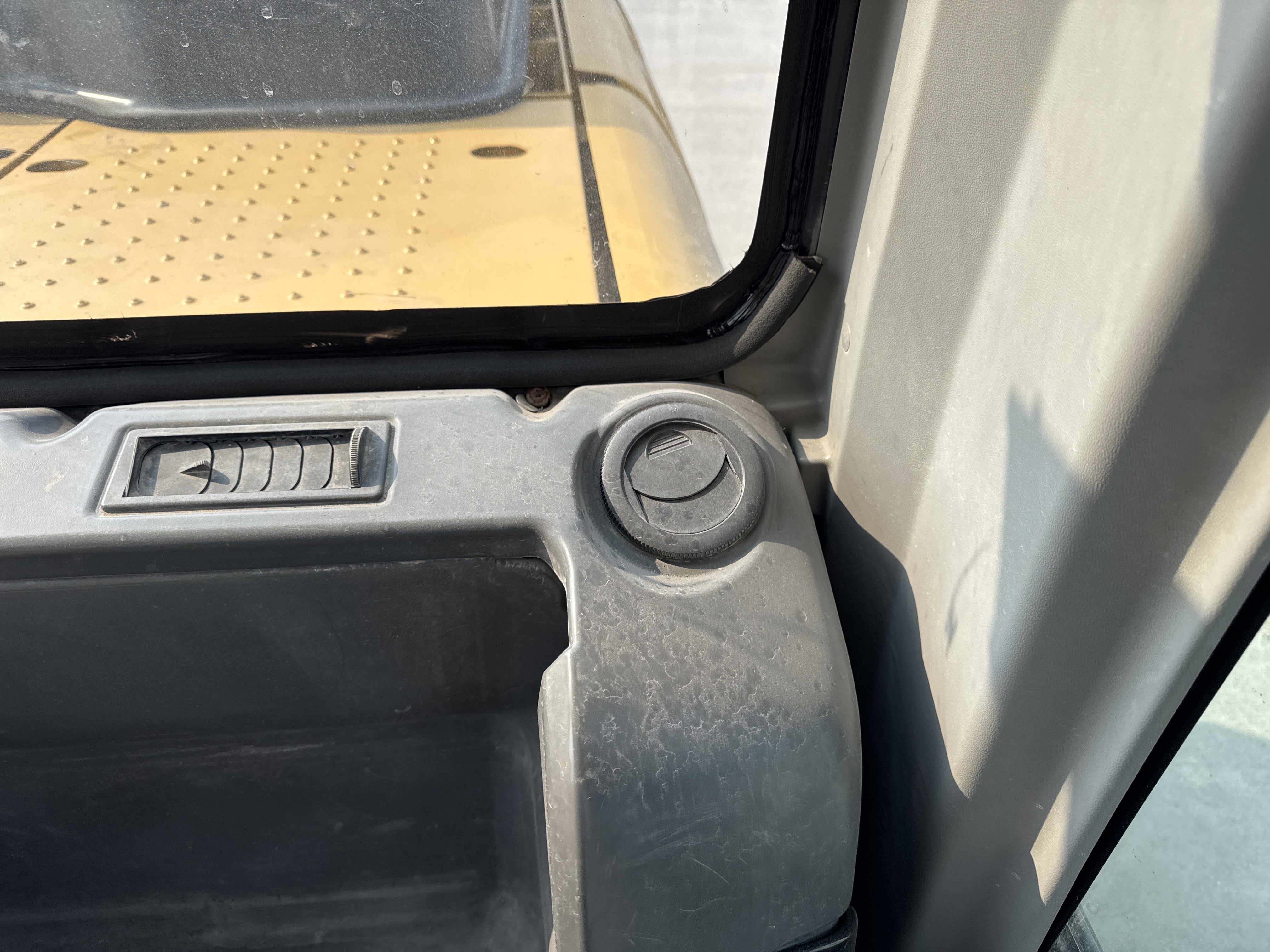MDX-013-Cat-323D3-Medium-excavators-inspection-Air-conditioning-Vents-and-air-flow-2