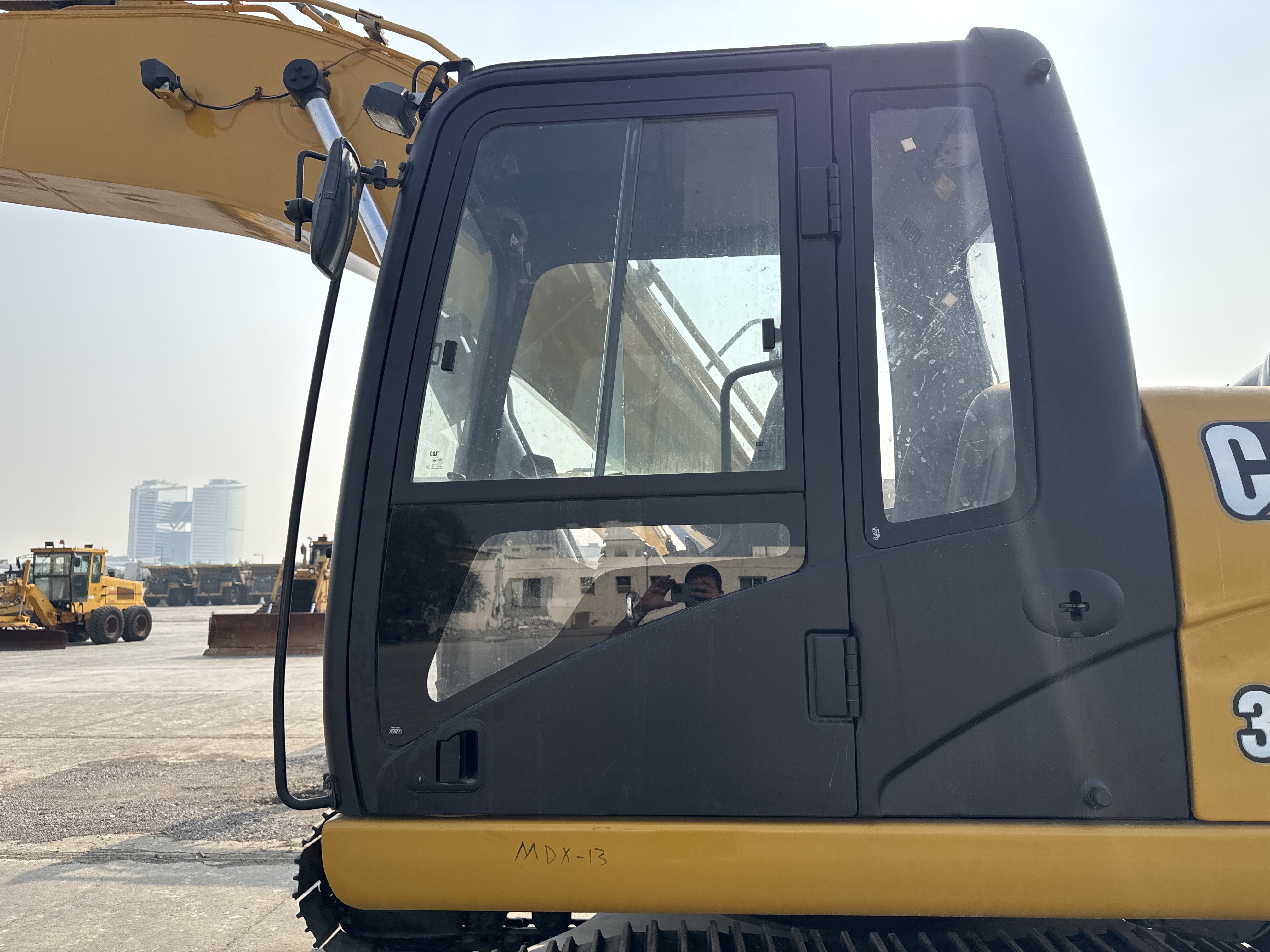 MDX-013-Cat-323D3-Medium-excavators-inspection-Structure-Doors-2